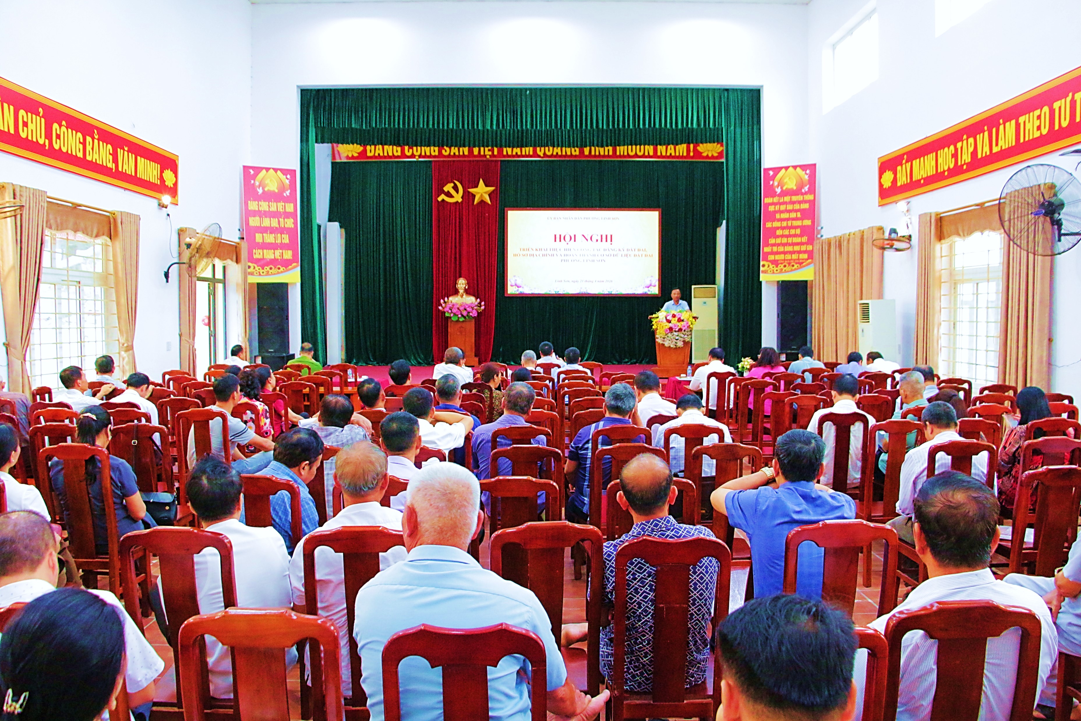 Hội nghị triển khai thực hiện công tác đăng ký đất đai, lập hồ sơ địa chính và hoàn thiện cơ sở dữ liệu đất đai phường Linh Sơn.