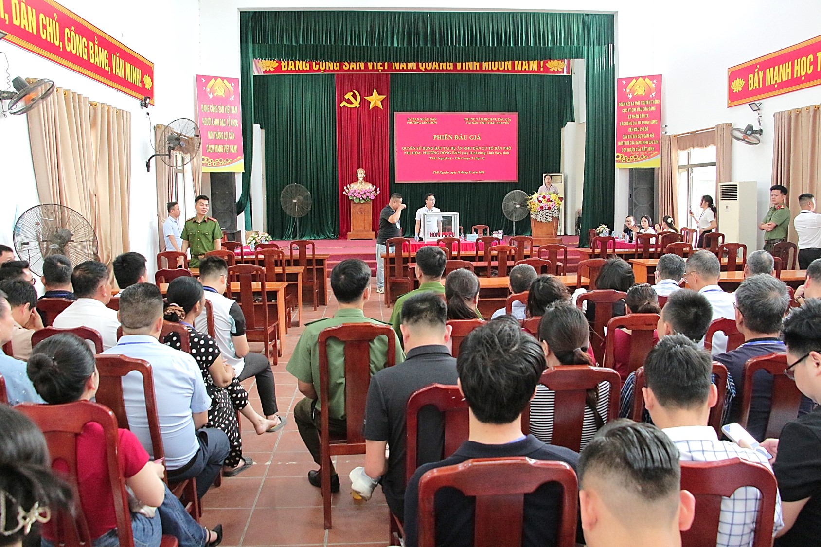 Phường Linh Sơn tổ chức thành công Phiên đấu giá quyền sử dụng đất tại Dự án Khu dân cư Tổ dân phố Nhị Hòa.