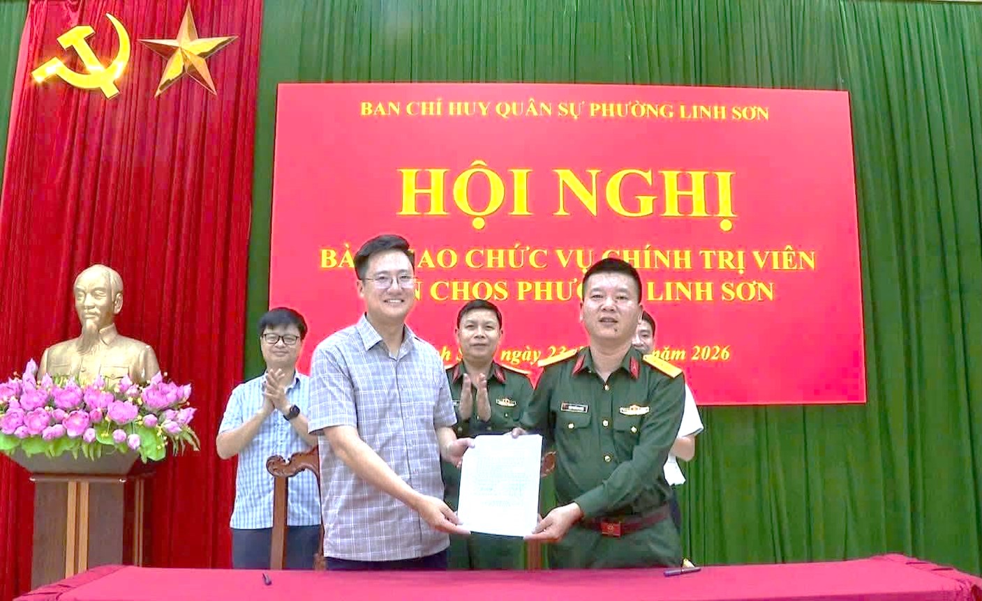 Hội nghị Bàn giao chức vụ Chính trị viên Ban Chỉ huy Quân sự phường Linh Sơn.