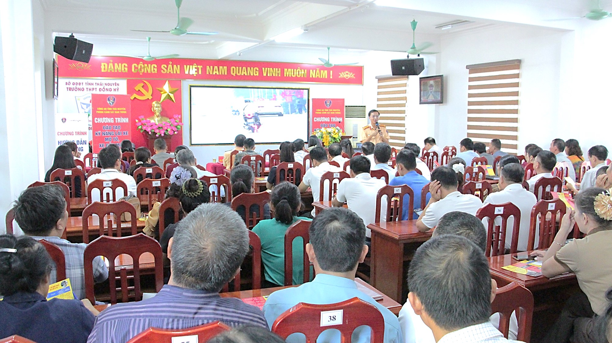 Hội nghị tập huấn kỹ năng lái xe mô tô, xe gắn máy an toàn trên địa bàn phường Linh Sơn.