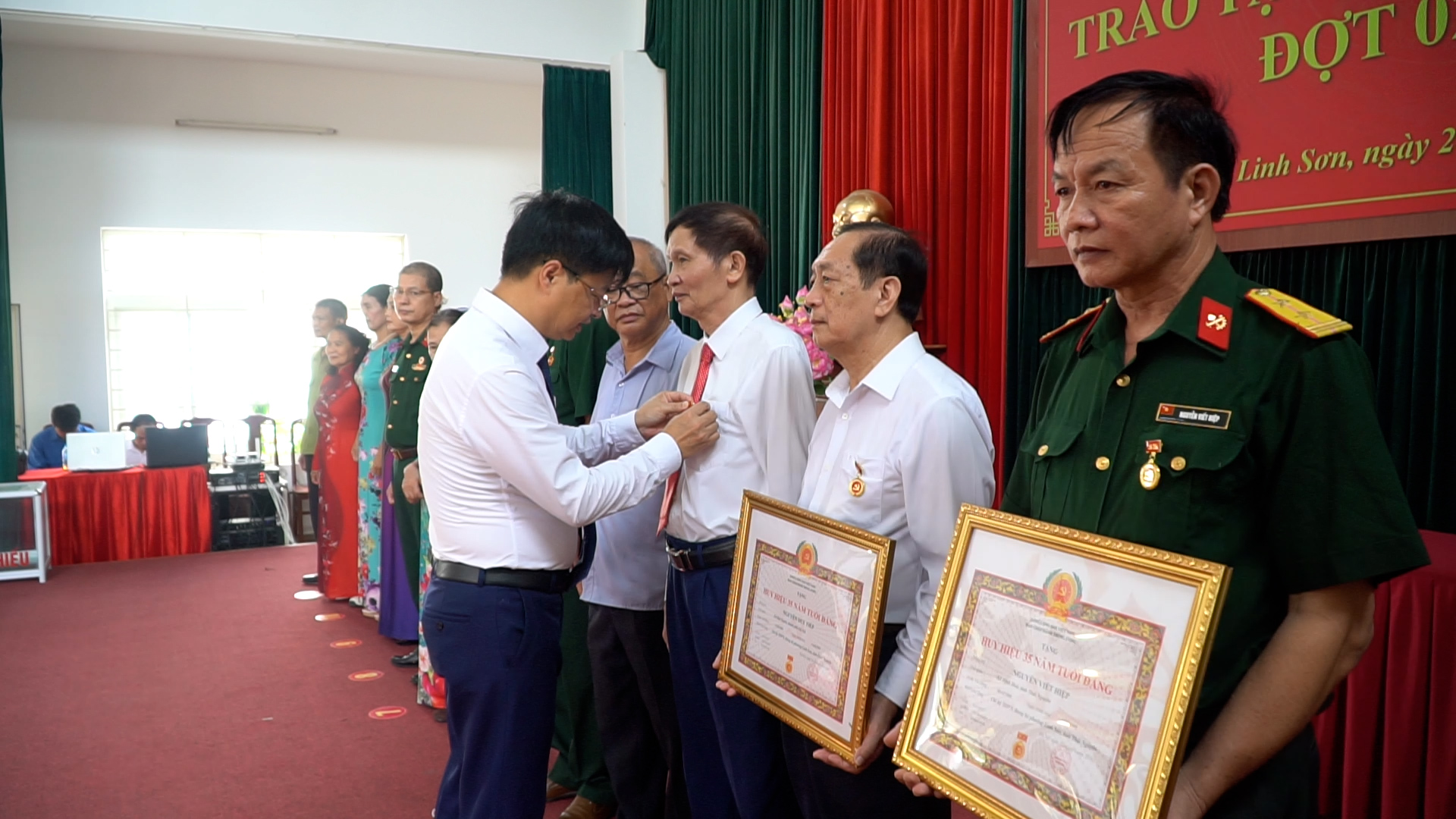 Anh-tin-bai