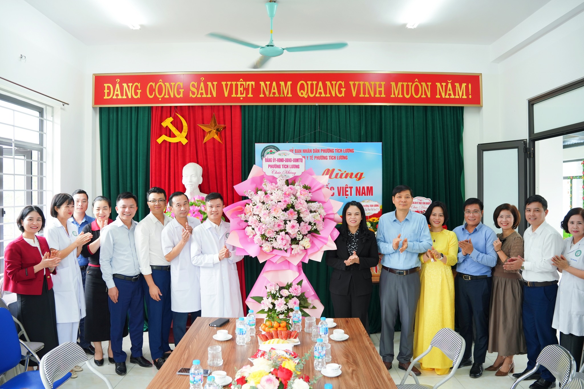 LÃNH ĐẠO PHƯỜNG TÍCH LƯƠNG THĂM, CHÚC MỪNG TẬP THỂ CÁN BỘ, Y BÁC SỸ BỆNH VIỆN PHẠM NGỌC THẠCH NHÂN NGÀY THẦY THUỐC VIỆT NAM (27/2)