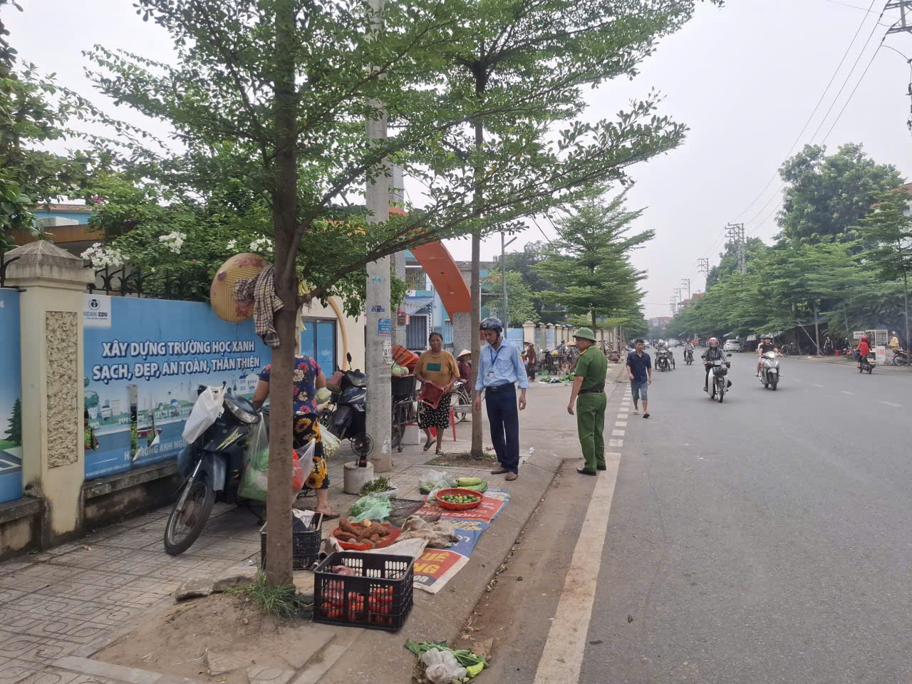 PHƯỜNG TÍCH LƯƠNG TIẾP TỤC KIỂM TRA, XỬ LÝ VI PHẠM TRẬT TỰ, MỸ QUAN ĐÔ THỊ TẠI TUYẾN ĐƯỜNG PHỐ HƯƠNG, KHU VỰC CHỢ DỐC HANH