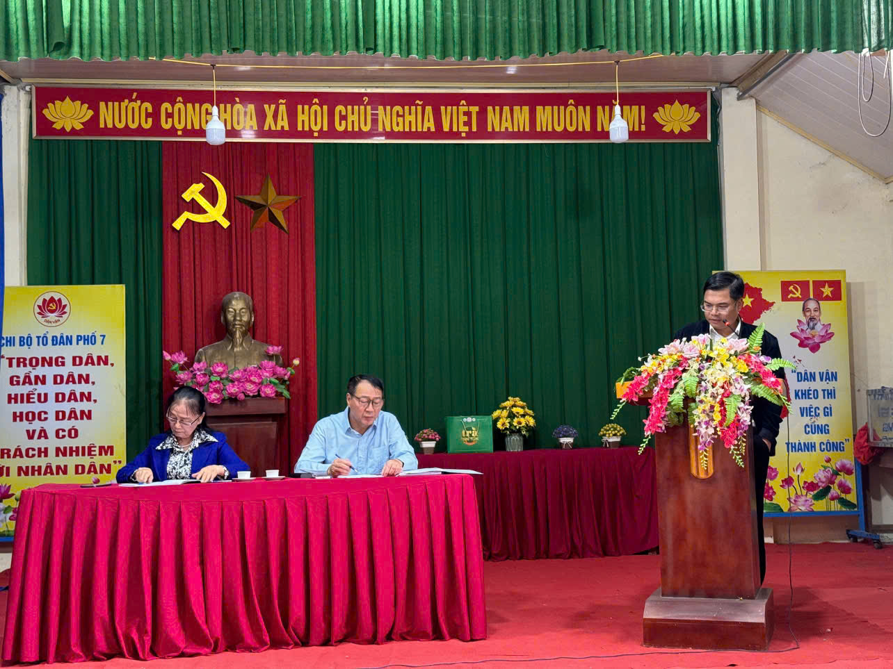 Đồng chí Mai Hải Trung, Phó Bí thư Đảng ủy – Chủ tịch UBND phường dự sinh hoạt tại Chi bộ tổ dân phố 7