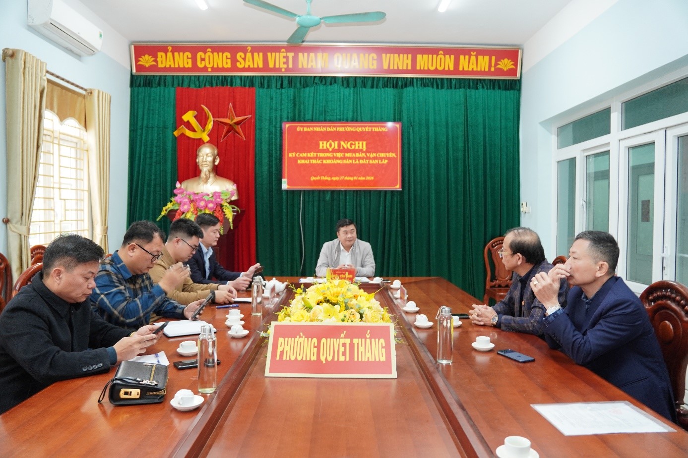 Hội nghị ký cam kết trong việc mua bán, vận chuyển, khai thác khoáng sản là đất san lấp