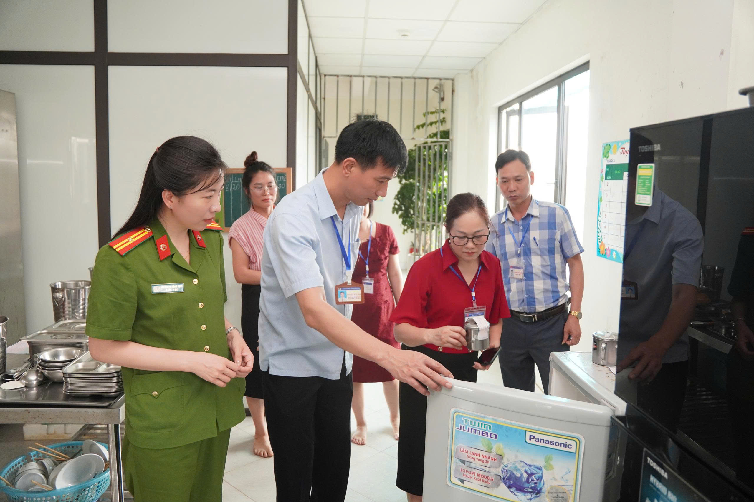 Phường Quyết Thắng tăng cường kiểm tra, bảo đảm an toàn thực phẩm ở các bếp ăn tập thể, bếp ăn trường học