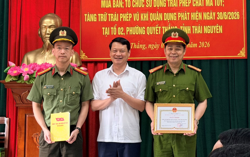 Phường Quyết Thắng khen thưởng đột xuất tập thể và cá nhân có thành tích xuất sắc trong bắt,  xử lý vụ mua bán; tổ chức sử dụng trái phép chất ma túy; tàng trữ trái phép vũ khí quân dụng 