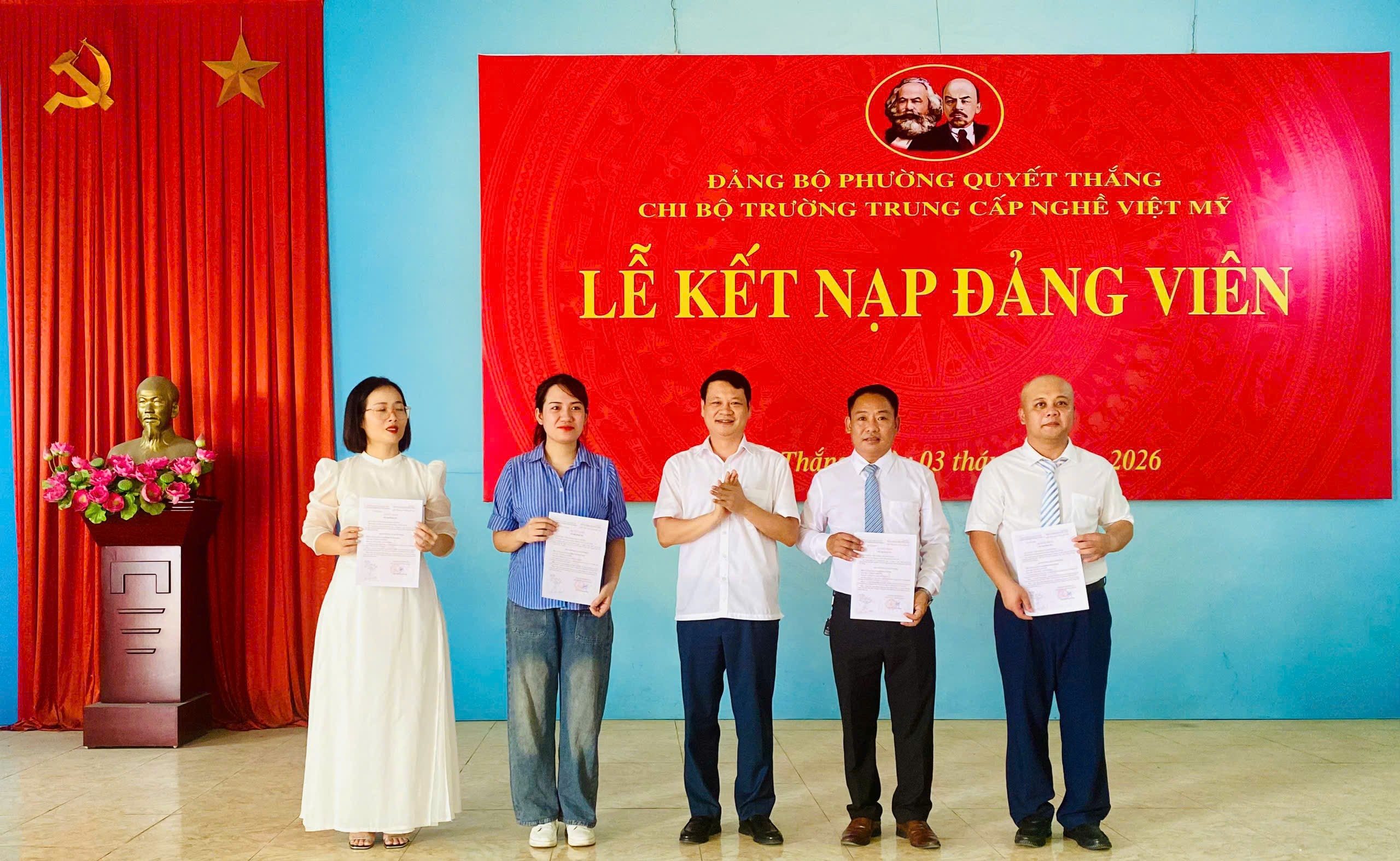 Đồng chí Bí thư Đảng ủy phường Quyết Thắng dự Lễ kết nạp đảng viên tại Trường Trung cấp nghề Việt Mỹ