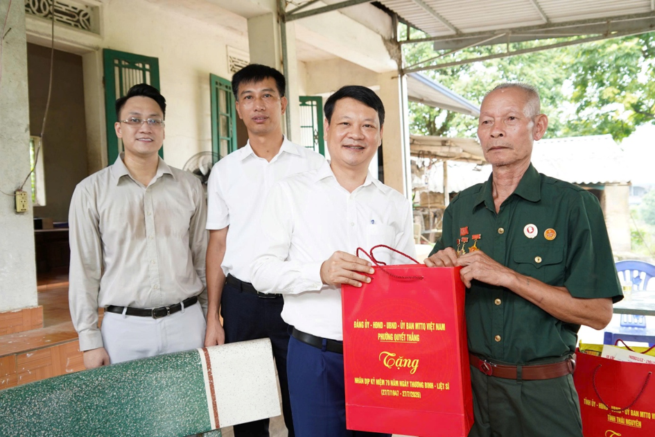 Ấm áp nghĩa tình: các đoàn công tác của tỉnh và địa phương thăm, tặng quà gia đình chính sách tại phường Quyết Thắng