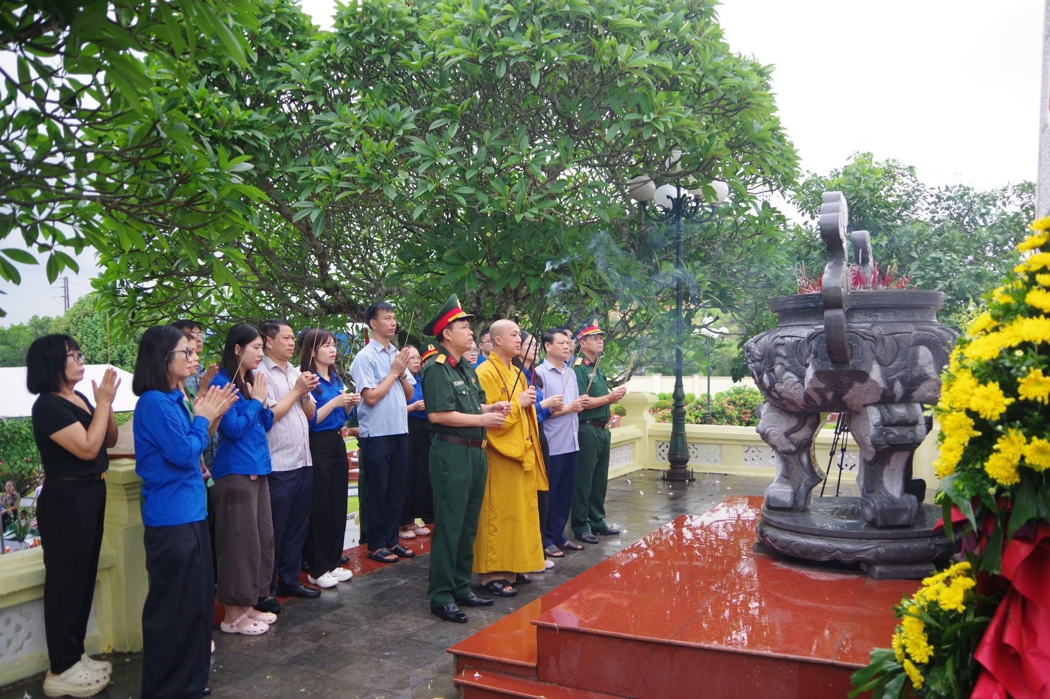 [Tri ân 27/7] phường Quyết Thắng phối hợp tổ chức lễ cầu siêu các anh hùng liệt sĩ tại nghĩa trang liệt sĩ Dốc Lim 