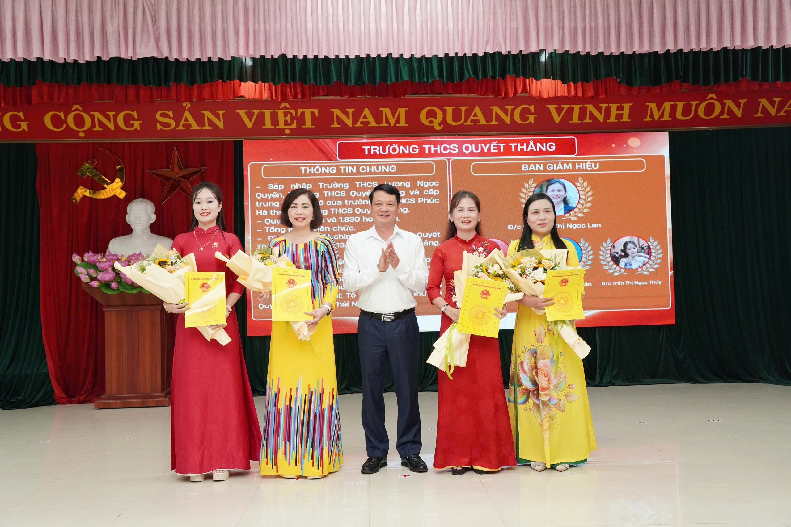 Tổ chức trang trọng hội nghị công bố các quyết định về công tác tổ chức bộ máy và cán bộ giáo dục phường Quyết Thắng