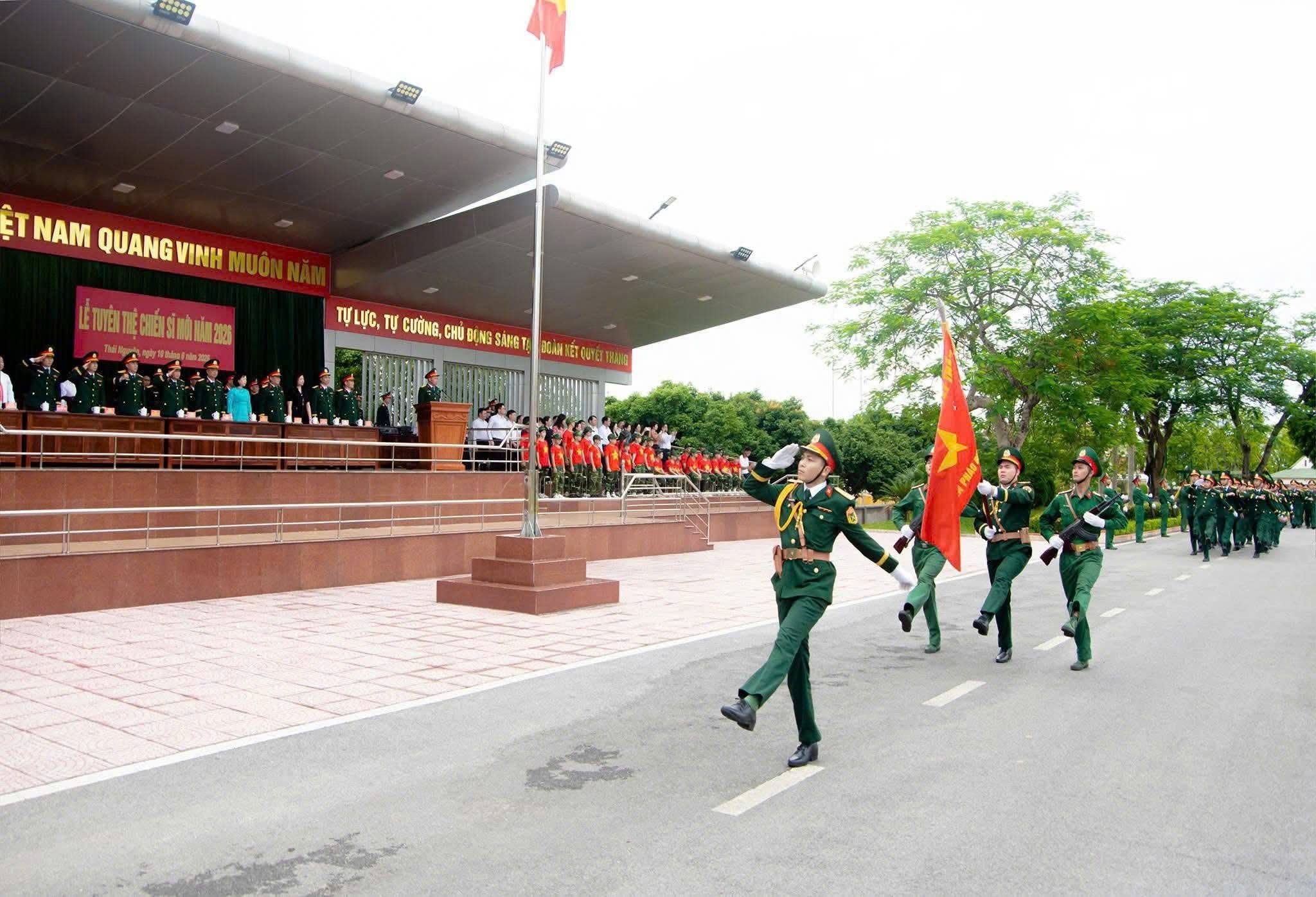 Lãnh đạo xã Tân Cương tham dự Lễ tuyên thệ chiến sĩ mới năm 2026 tại các đơn vị quân đội