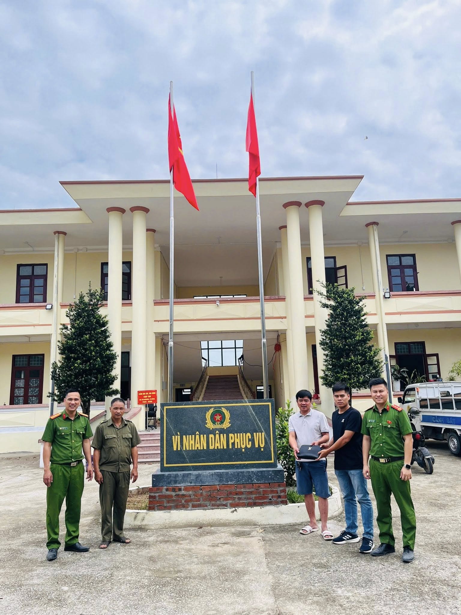 HÀNH ĐỘNG ĐẸP CỦA CHIẾN SĨ CÔNG AN: NHẶT ĐƯỢC CỦA RƠI, TRẢ LẠI HƠN 102 TRIỆU ĐỒNG CHO NHÂN DÂN