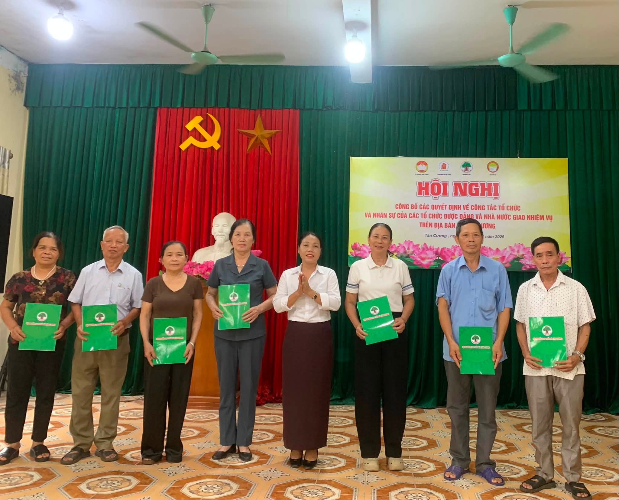 UỶ BAN MẶT TRẬN TỔ QUỐC VIỆT NAM XÃ TÂN CƯƠNG TỔ CHỨC HỘI NGHỊ CÔNG BỐ CÁC QUYẾT ĐỊNH VỀ TỔ CHỨC VÀ NHÂN SỰ CÁC TỔ CHỨC ĐƯỢC ĐẢNG, NHÀ NƯỚC GIAO NHIỆM VỤ