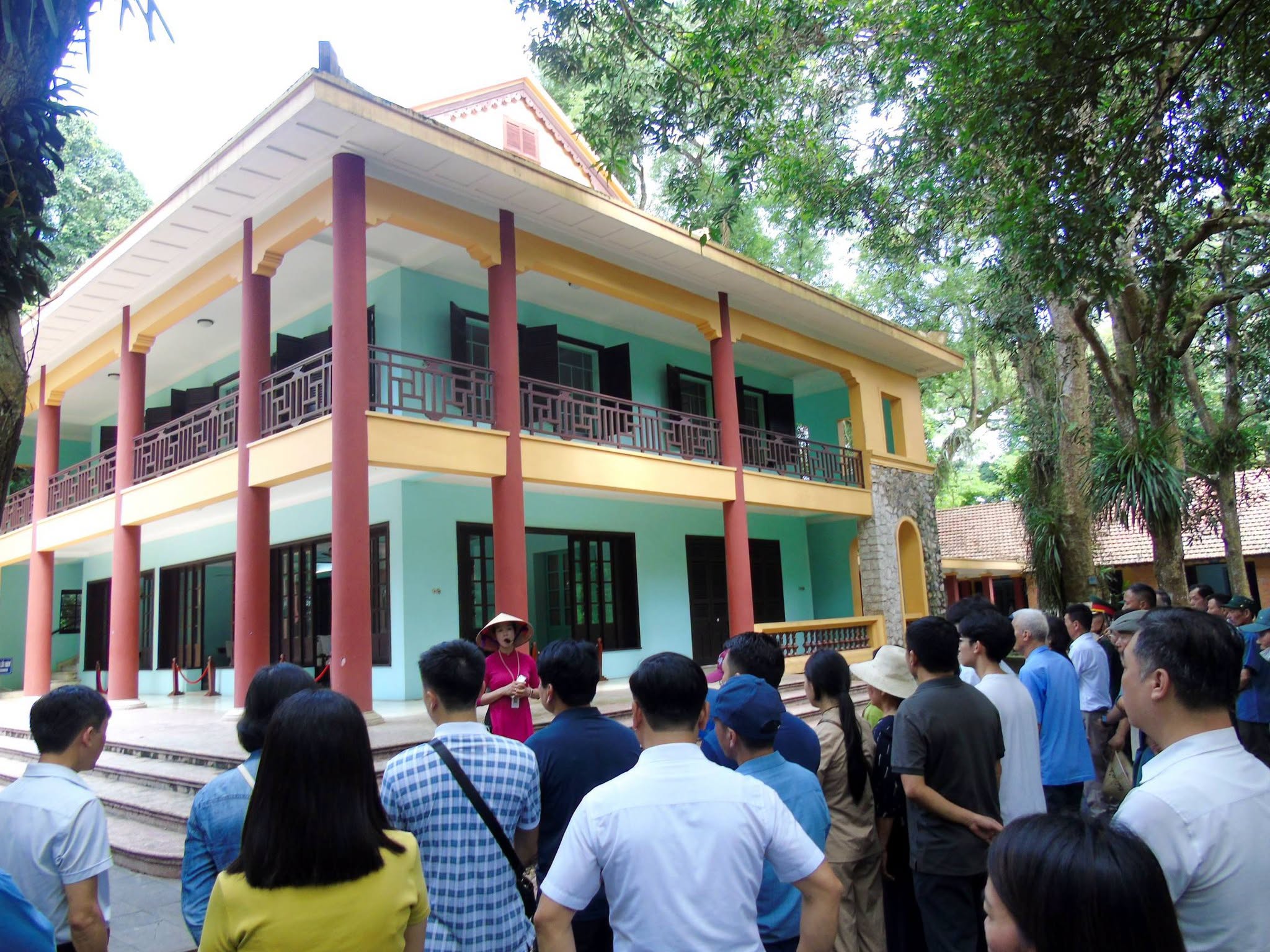 CHI BỘ CÁC CƠ QUAN ĐẢNG, CHI BỘ UBND XÃ TÂN CƯƠNG TỔ CHỨC SINH HOẠT CHUYÊN ĐỀ QUÝ III NĂM 2026 TẠI KHU DI TÍCH K9 ĐÁ CHÔNG