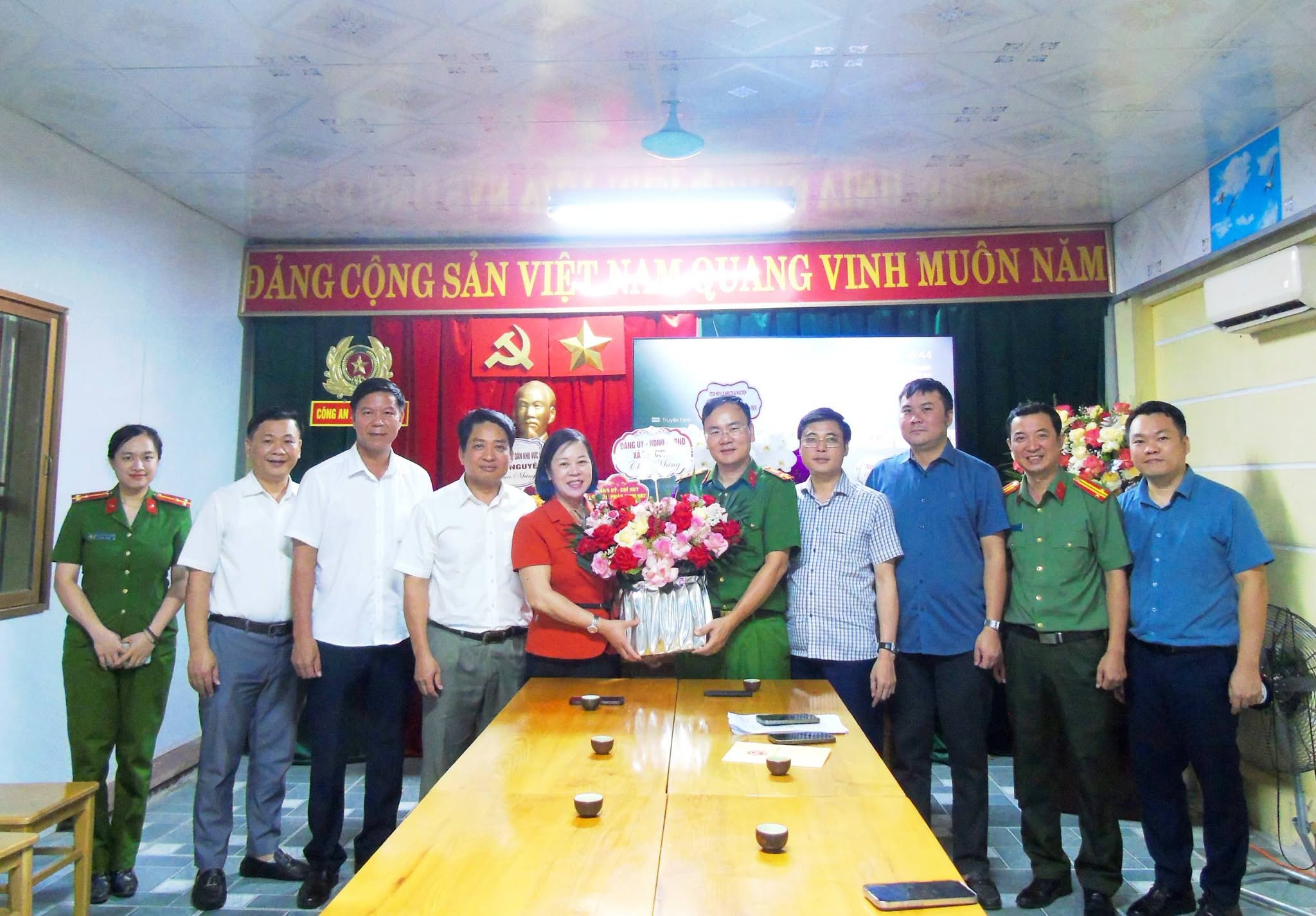 LÃNH ĐẠO XÃ TÂN CƯƠNG CHÚC MỪNG CÔNG AN XÃ NHÂN DỊP KỶ NIỆM 81 NĂM NGÀY TRUYỀN THỐNG CÔNG AN NHÂN DÂN