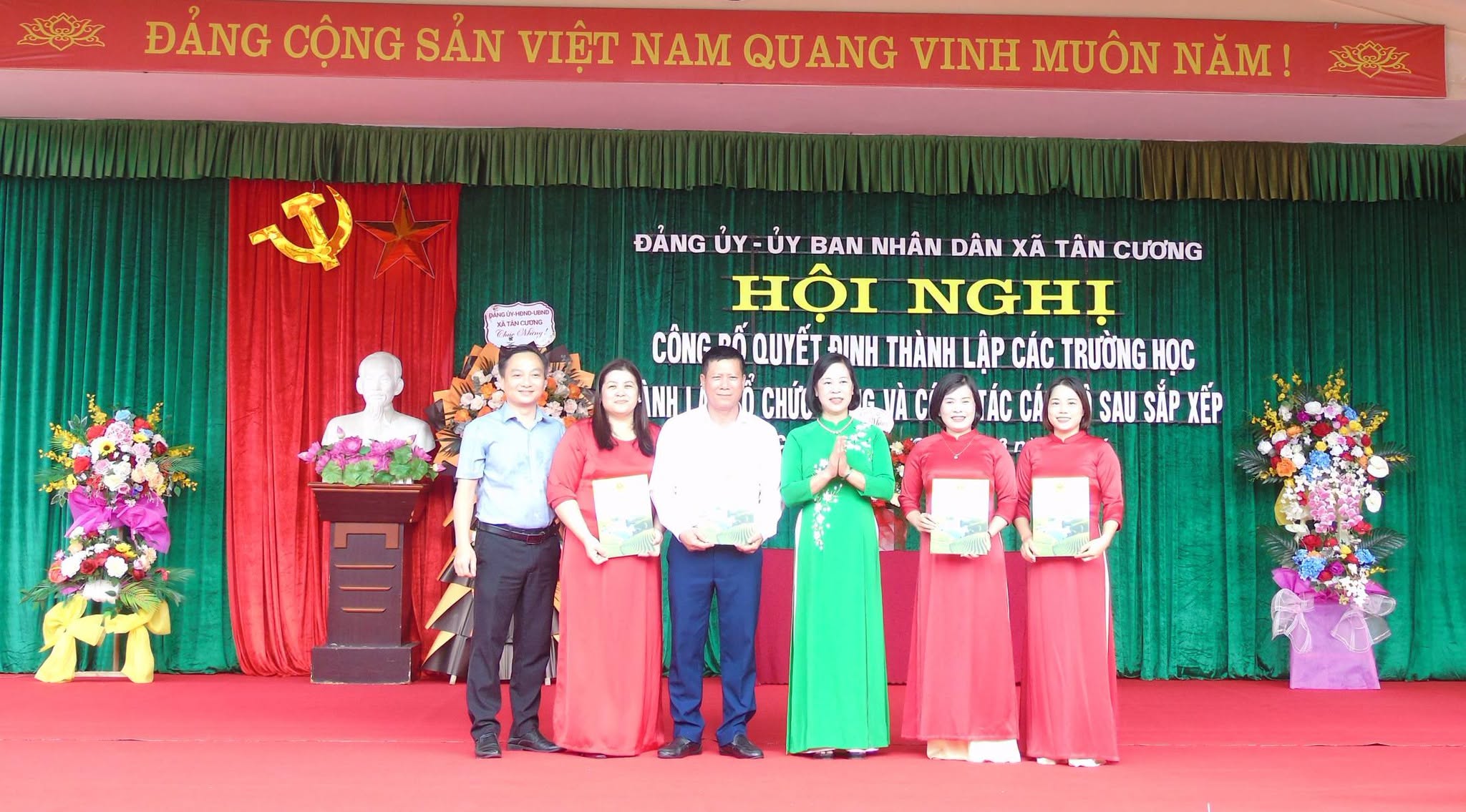 XÃ TÂN CƯƠNG CÔNG BỐ CÁC QUYẾT ĐỊNH THÀNH LẬP CÁC TRƯỜNG HỌC, CÁC TỔ CHỨC ĐẢNG VÀ CÔNG TÁC CÁN BỘ SAU SẮP XẾP