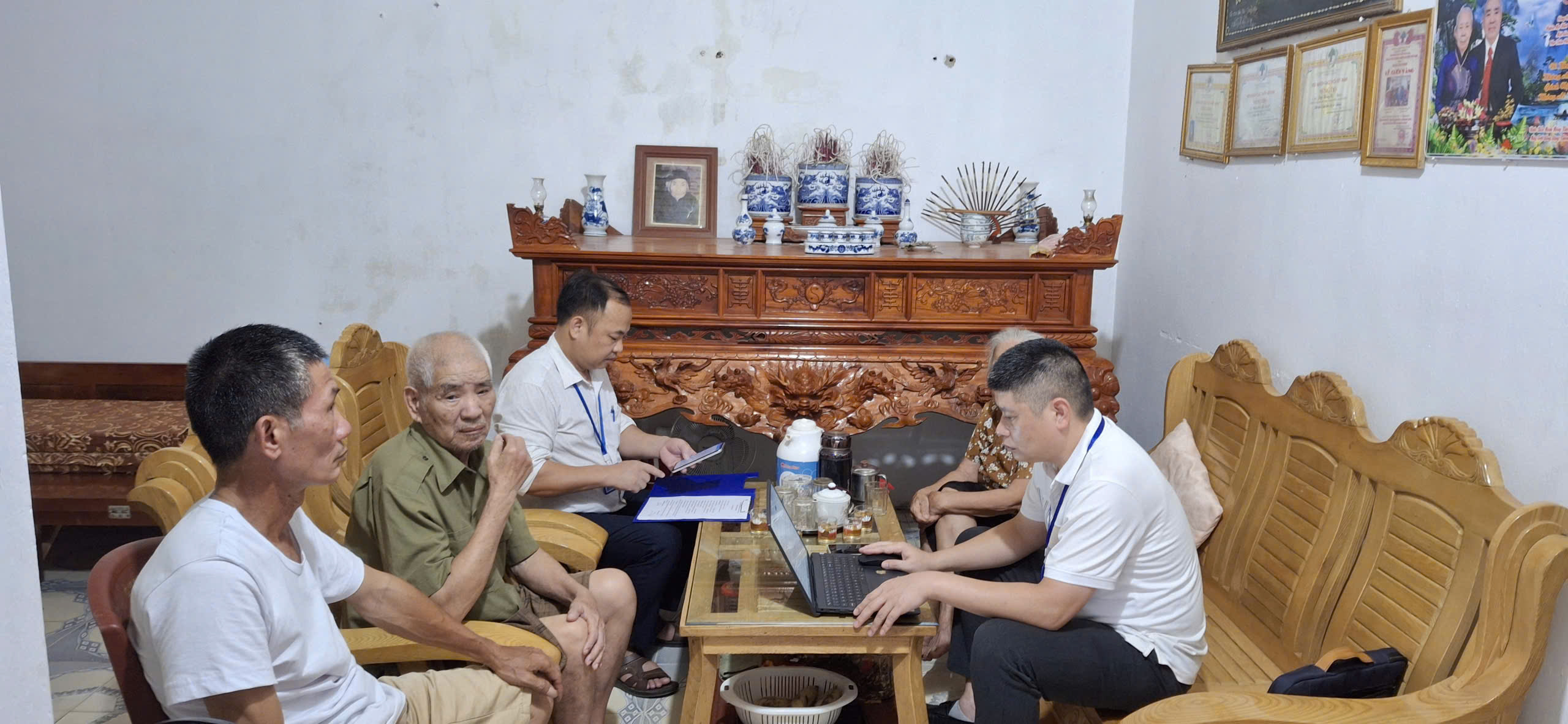 Trung tâm Phục vụ hành chính công xã Đại Phúc hỗ trợ người yếu thế thực hiện thủ tục hành chính tại nhà
