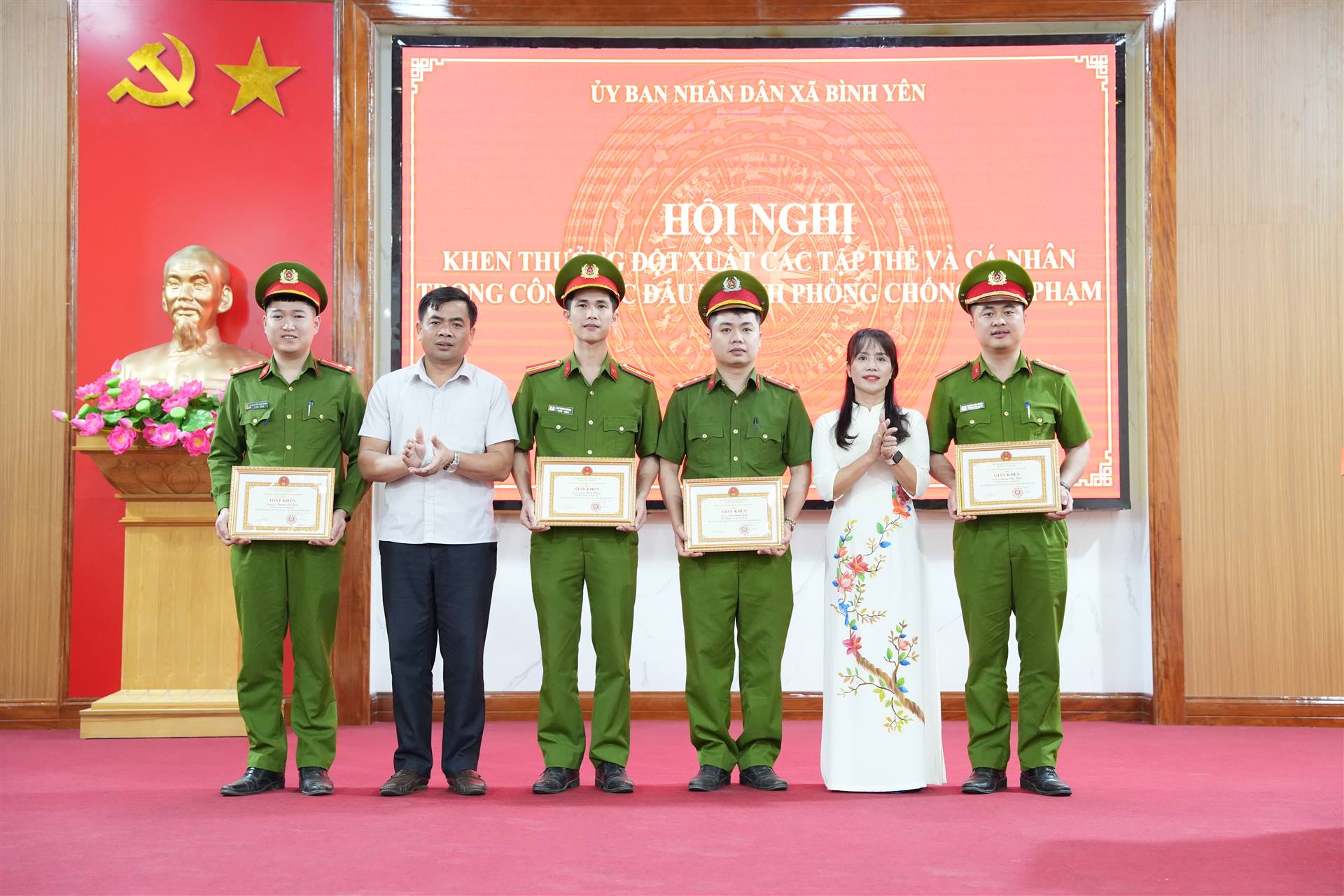 UBND xã Yên Bình Yên khen thưởng đột xuất các tập thể, cá nhân có thành tích xuất sắc trong đấu tranh, phòng chống tội phạm.