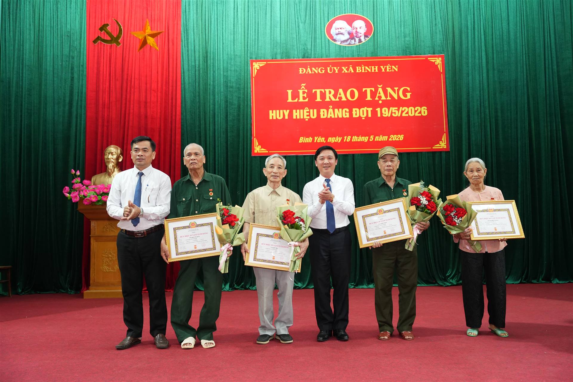 Đảng ủy xã Bình Yên trao Huy hiệu Đảng đợt 19/5