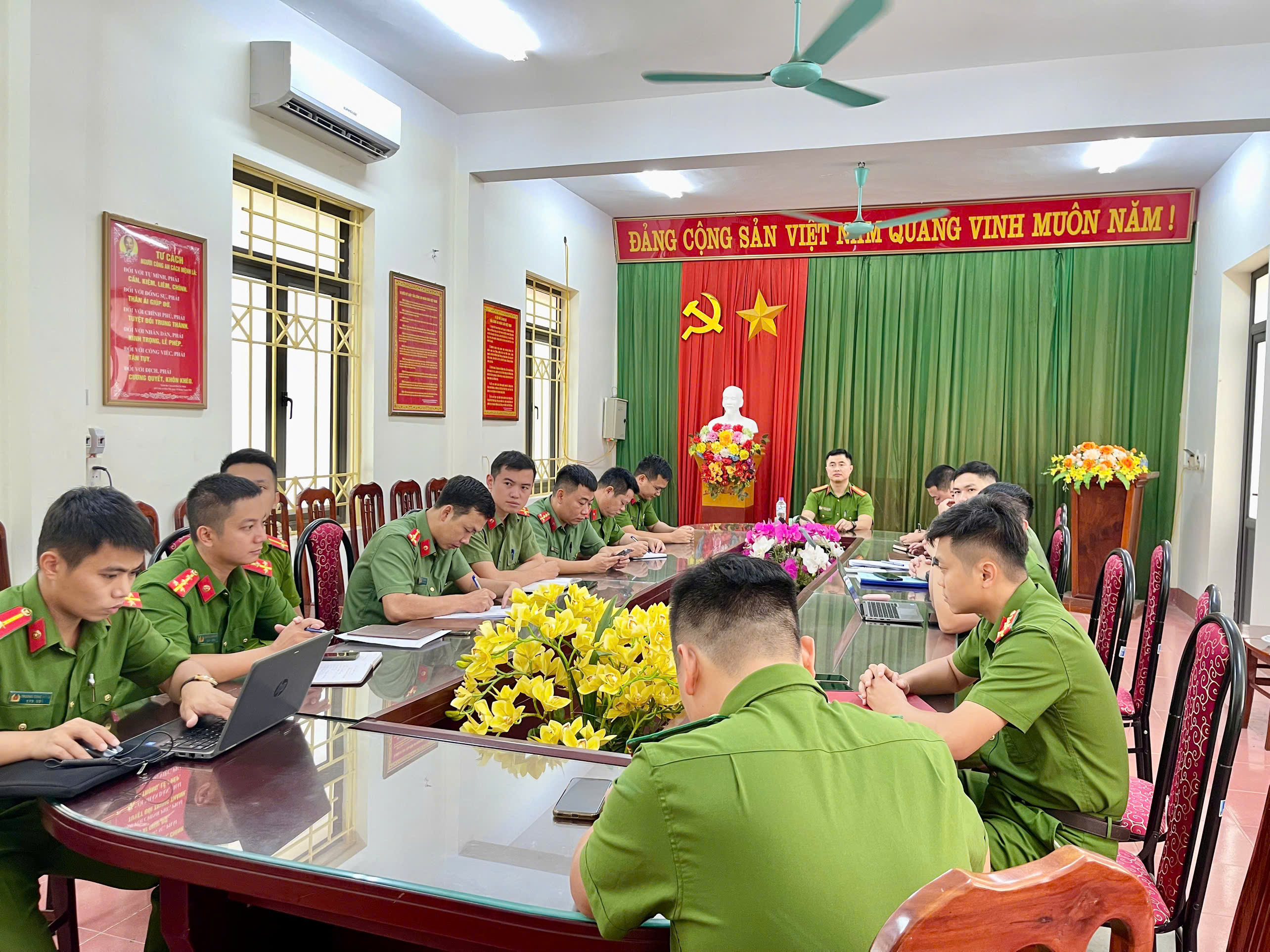 Anh-tin-bai