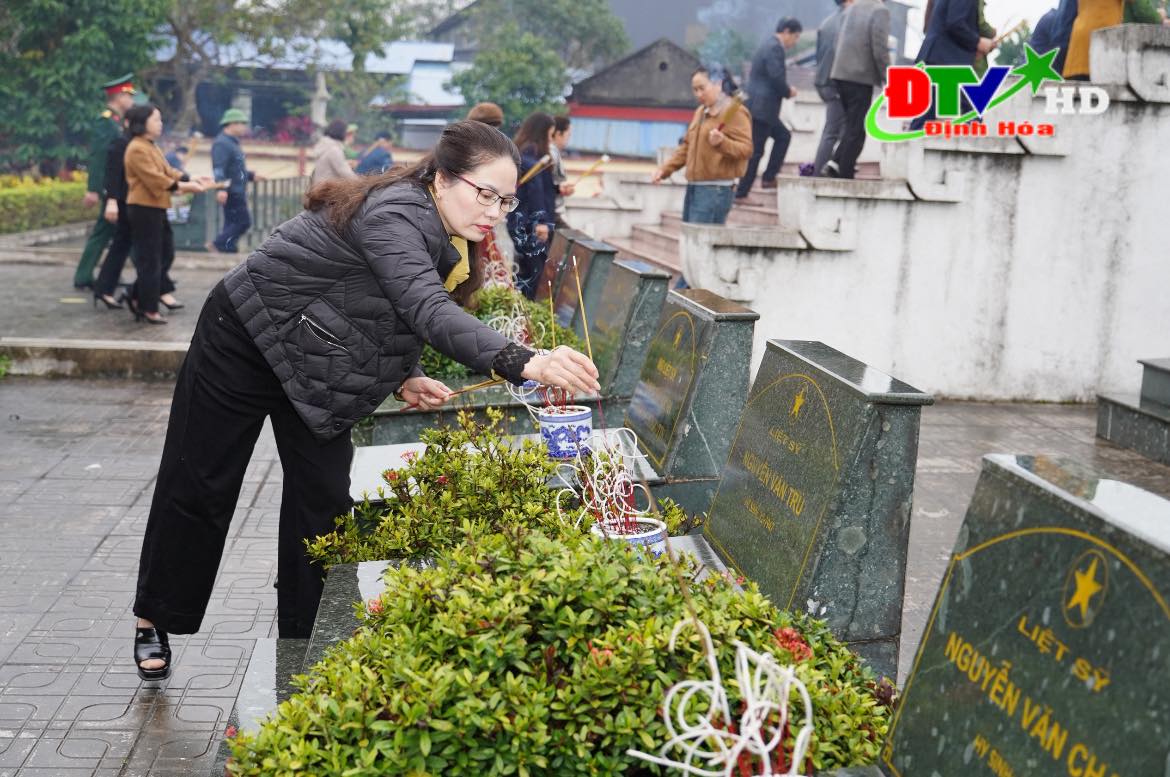 Xã Định Hóa tổ chức dâng hương tưởng niệm các Anh hùng liệt sĩ và dâng hương Đại tướng Võ Nguyên Giáp nhân dịp Tết nguyên đán Bính Ngọ