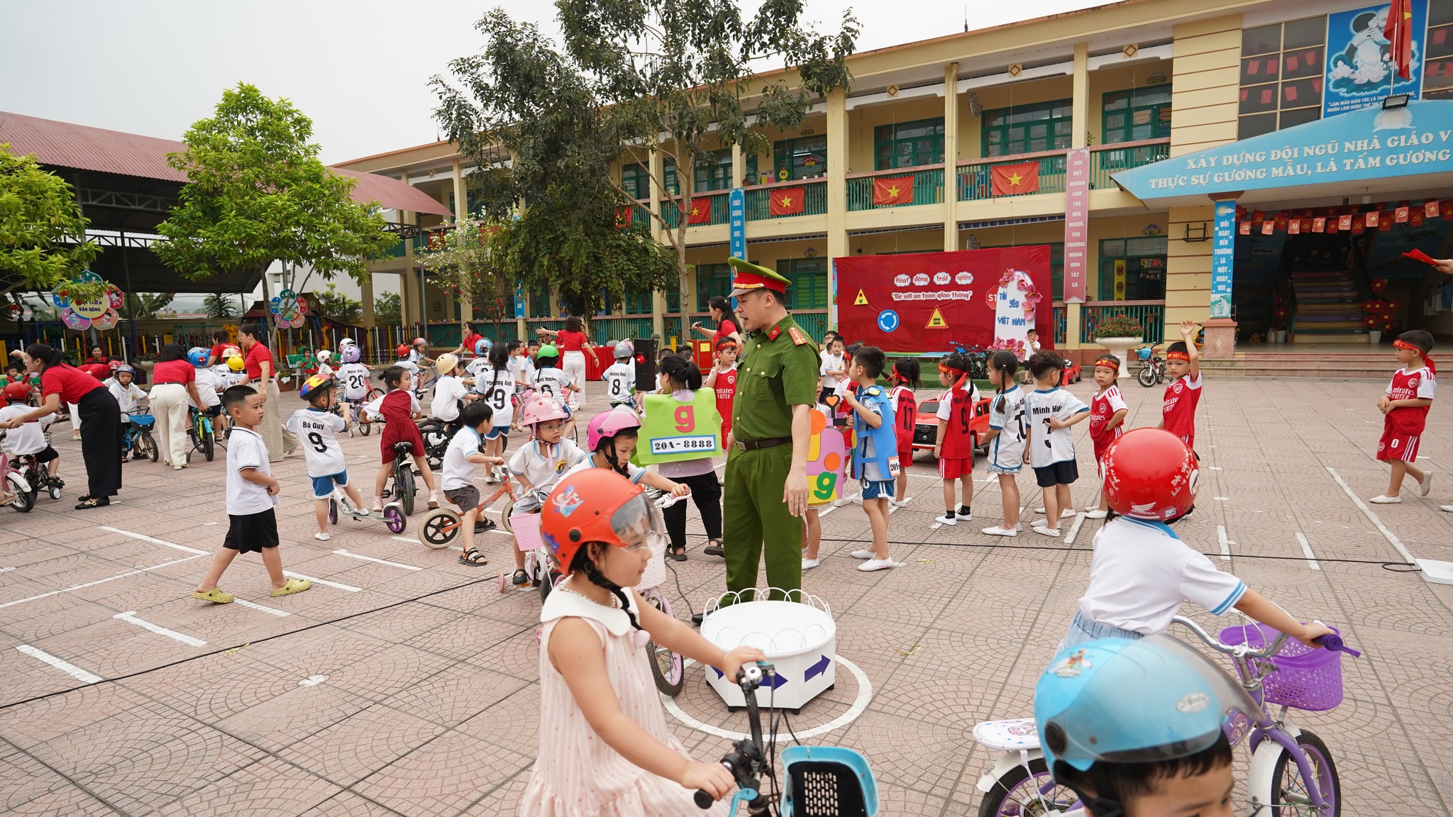 Trường Mầm non Chợ Chu tổ chức hoạt động trải nghiệm, “Bé với an toàn giao thông”