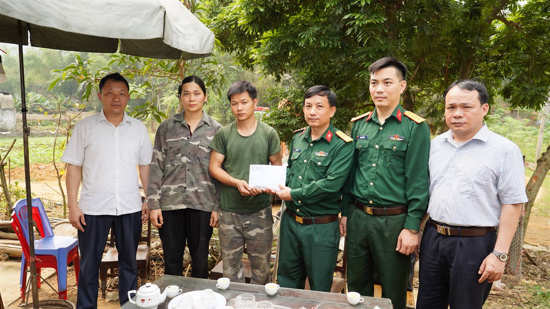 Đoàn công tác của Nhà máy Z115 trao hỗ trợ xây nhà đại đoàn kết cho hộ nghèo xã Định Hoá