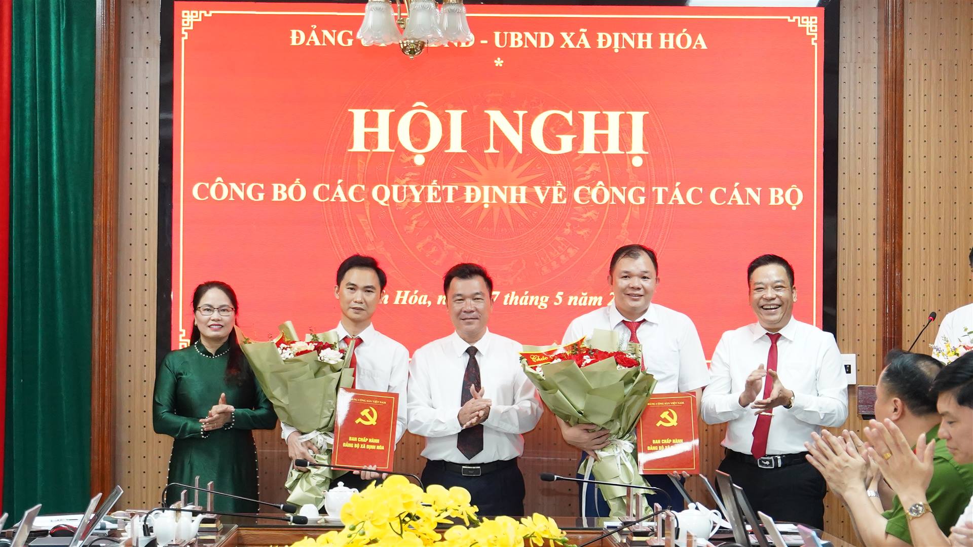 Đảng uỷ - HĐND - UBND xã Định Hóa tổ chức Hội nghị công bố các quyết định về công tác cán bộ