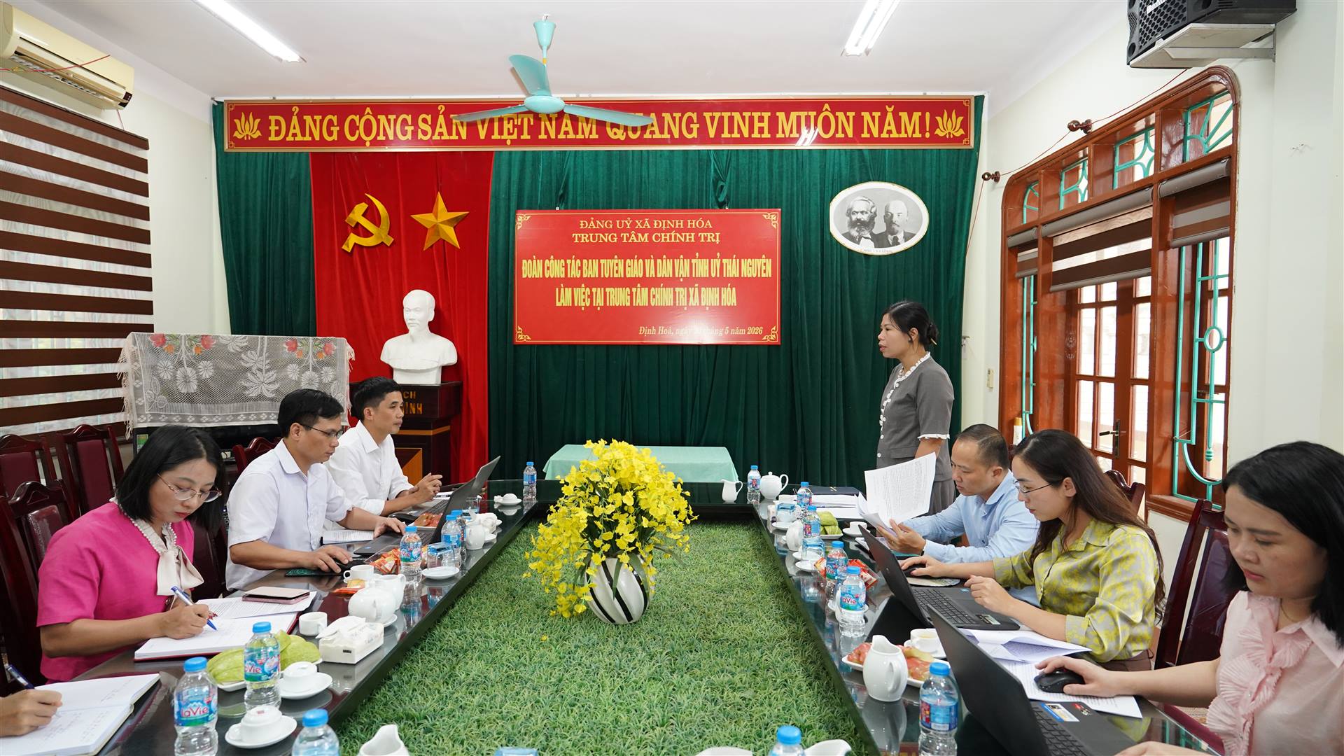 Đoàn công tác của Ban Tuyên giáo và Dân vận Tỉnh uỷ Thái Nguyên làm việc tại Trung tâm Chính trị xã Định Hóa