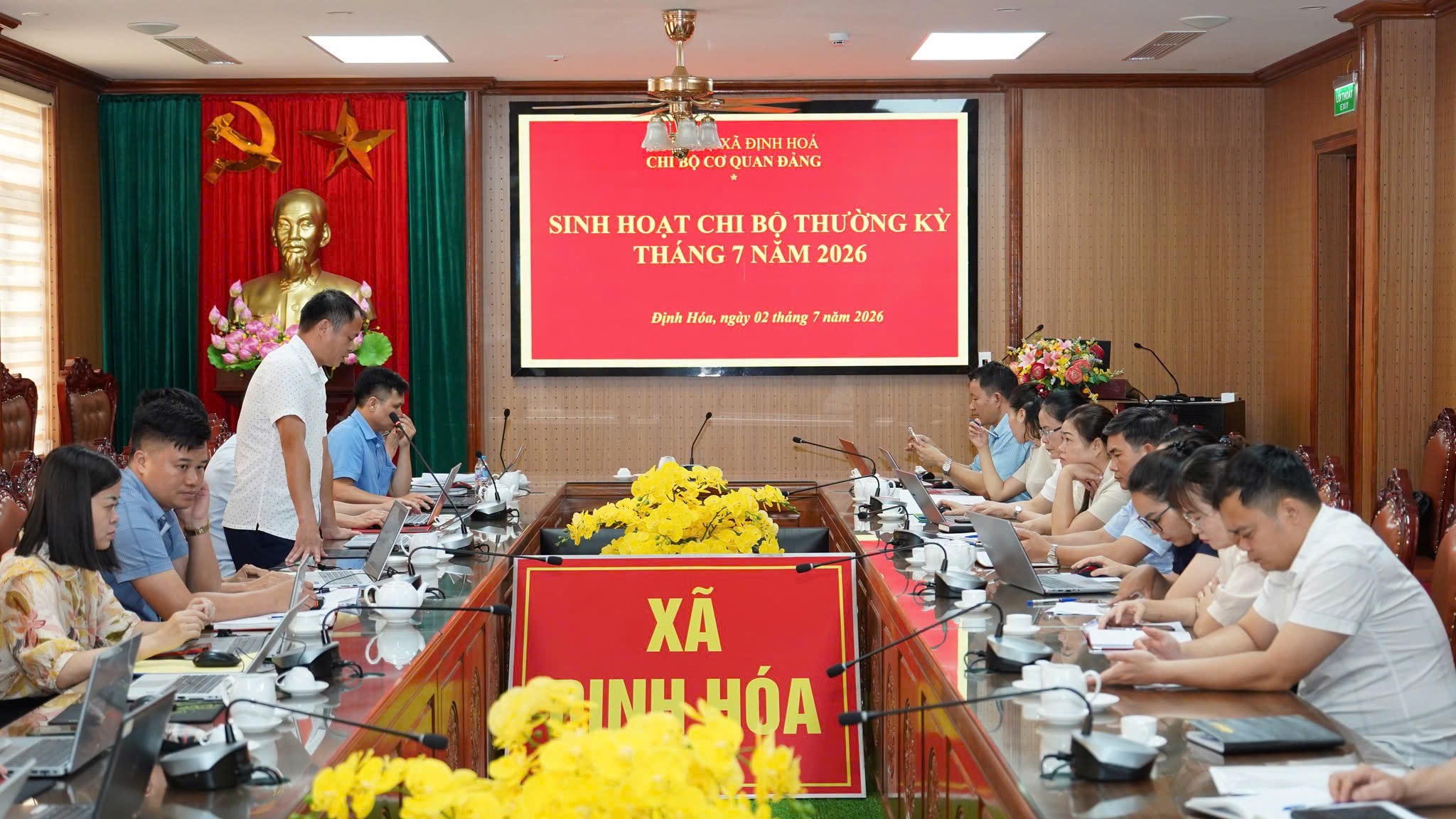 Cấp uỷ xã dự sinh hoạt Chi bộ, đồng hành cùng các xóm sau sắp xếp tổ chức lại