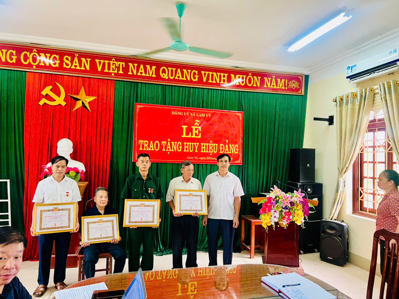 Sáng 21/5/2025  Được sự uỷ quyền của Ban Thường vụ Huyện uỷ. Đảng uỷ, Hội đồng nhân dân, Uỷ ban Nhân dân, Uỷ ban mặt trận Tổ Quốc Tổ chức Lễ trao tặng Huy hiệu Đảng đợt 19/5/2025