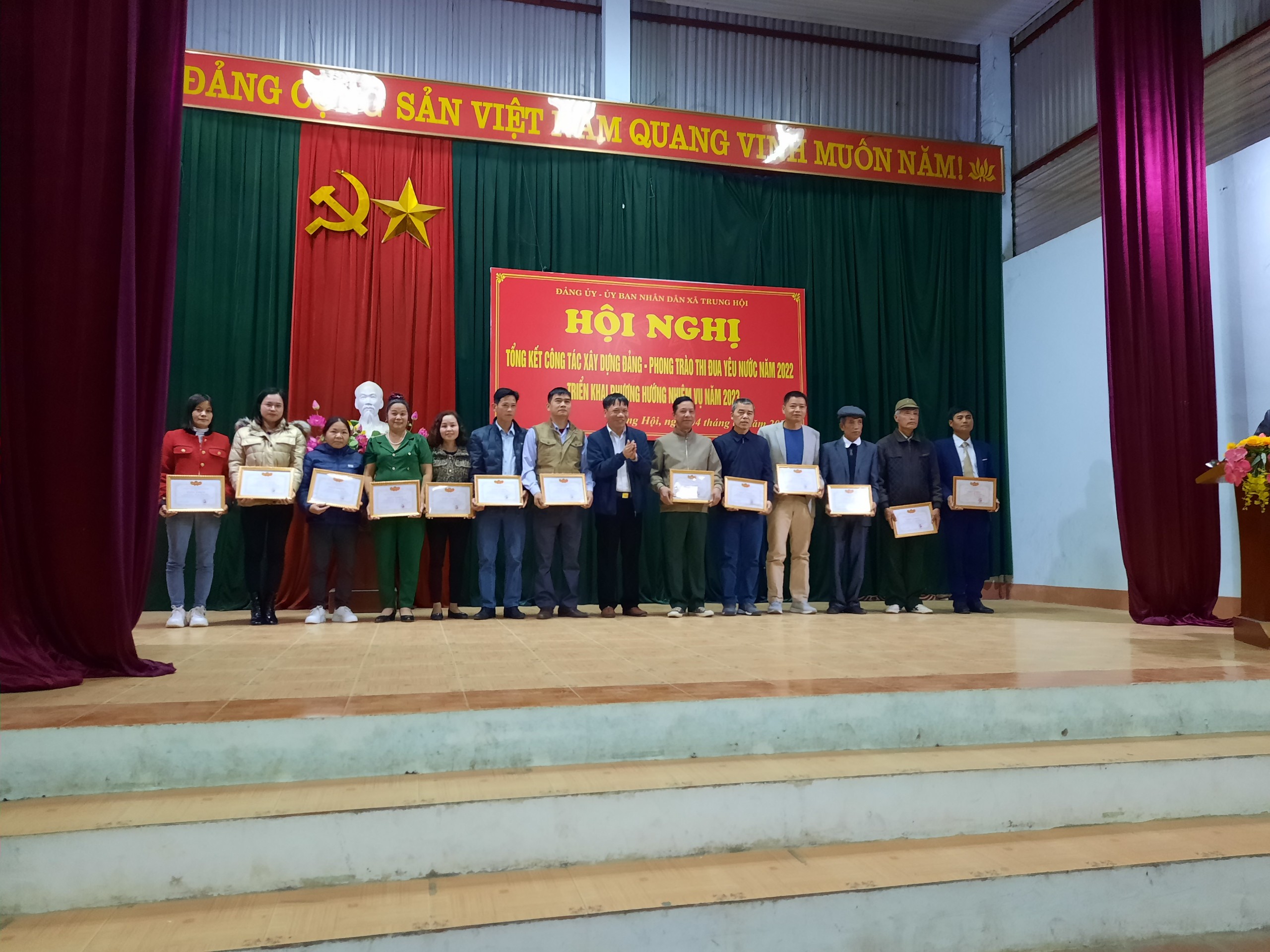 Lễ trao tặng Huy hiệu Đảng đợt 07/11/2023 và Tổng kết công tác xây dựng  Đảng, tổng kết phong trào thi đua yêu nước năm 2022; triển khai phương hướng nhiệm vụ chính trị của Đảng bộ và phát động phong trào thi đua yêu nước năm 2023 xã Trung Hội