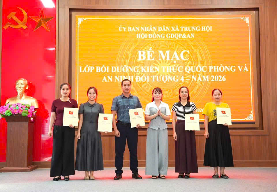 Hội đồng GDQP&amp;AN xã Trung Hội bế mạc lớp bồi dưỡng kiến thức quốc phòng và an ninh đối tượng 4 năm 2026