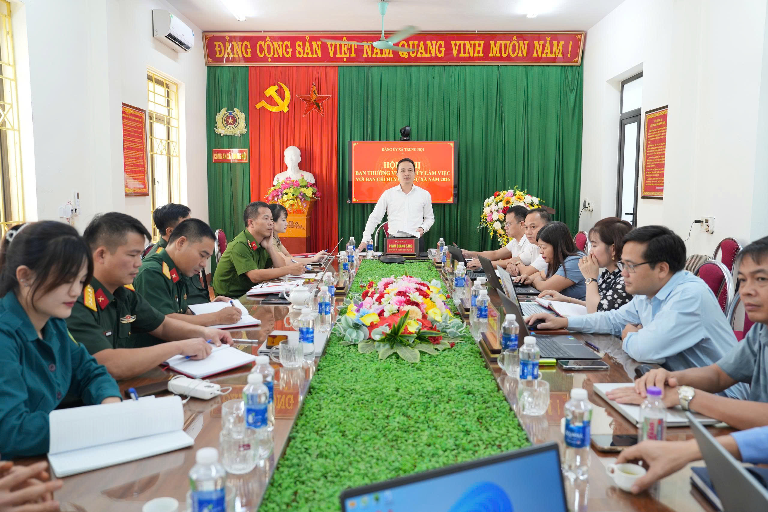 Ban Thường vụ Đảng ủy xã Trung Hội làm việc với Ban Chỉ huy Quân sự xã