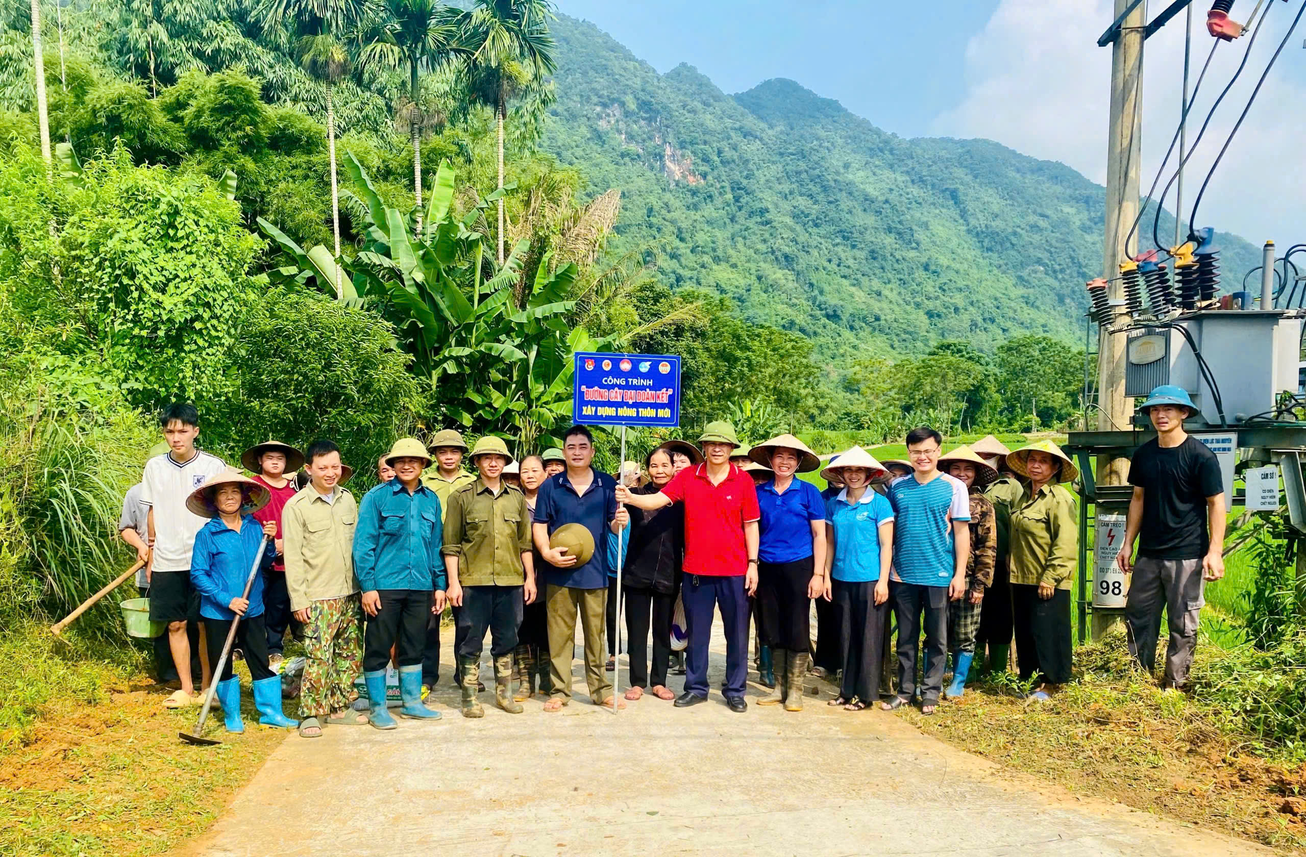 MTTQ VÀ CÁC TỔ CHỨC CHÍNH TRỊ - XÃ HỘI XÃ PHƯỢNG TIẾN XÂY DỰNG CÔNG TRÌNH “ĐƯỜNG CÂY ĐẠI ĐOÀN KẾT” - CHUNG SỨC XÂY DỰNG NÔNG THÔN MỚI