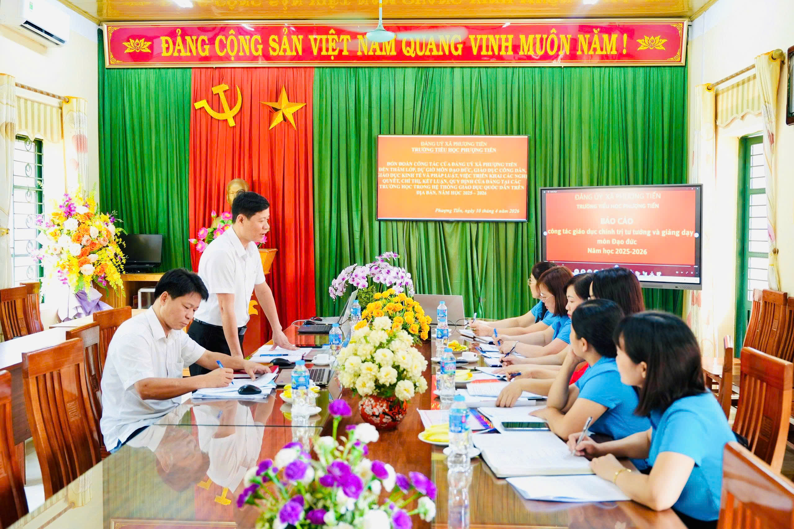 ĐẢNG ỦY XÃ THĂM LỚP, DỰ GIỜ VÀ KIỂM TRA VIỆC TRIỂN KHAI NGHỊ QUYẾT CỦA ĐẢNG TẠI TRƯỜNG TIỂU HỌC PHƯỢNG TIẾN