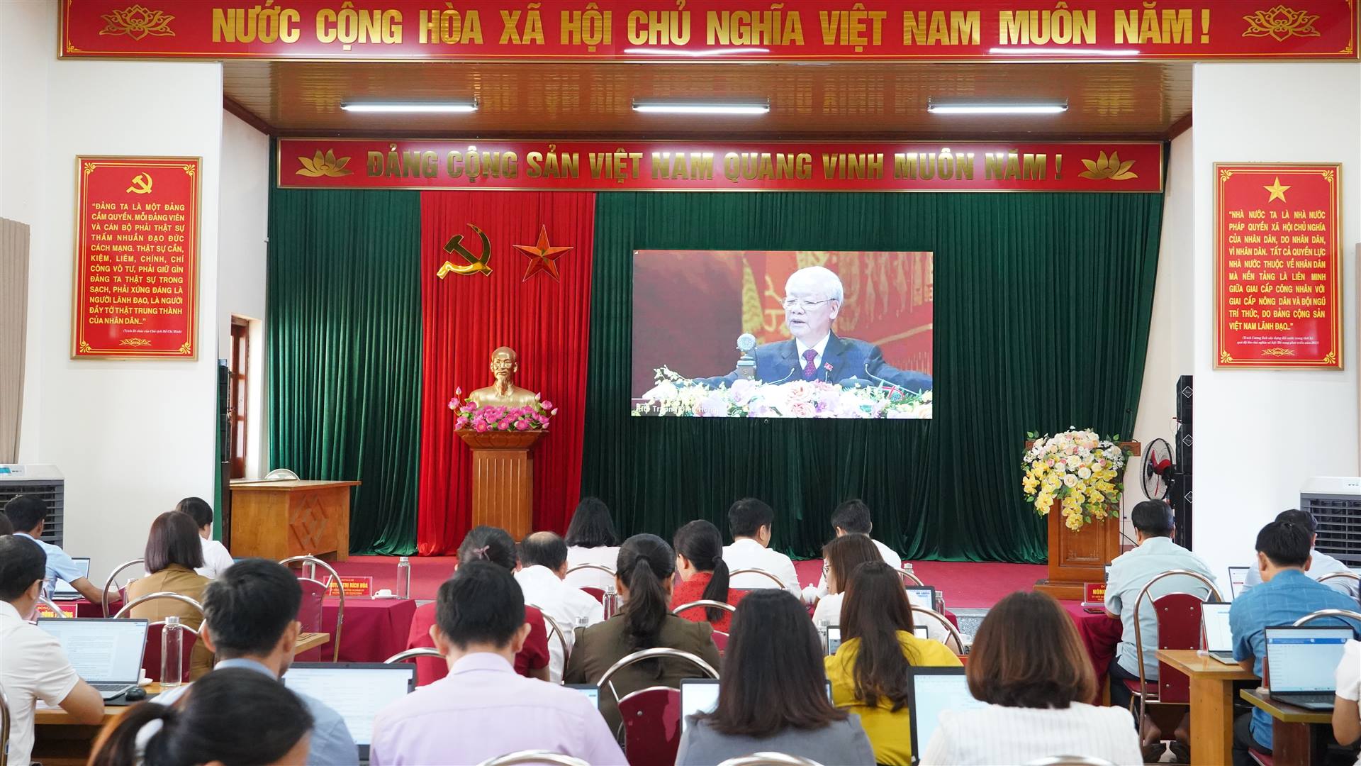 XÃ KIM PHƯỢNG THAM DỰ HỘI NGHỊ TOÀN QUỐC NGHIÊN CỨU, HỌC TẬP, QUÁN TRIỆT VÀ TRIỂN KHAI THỰC HIỆN MỘT SỐ NGHỊ QUYẾT, CHỈ THỊ CỦA BỘ CHÍNH TRỊ