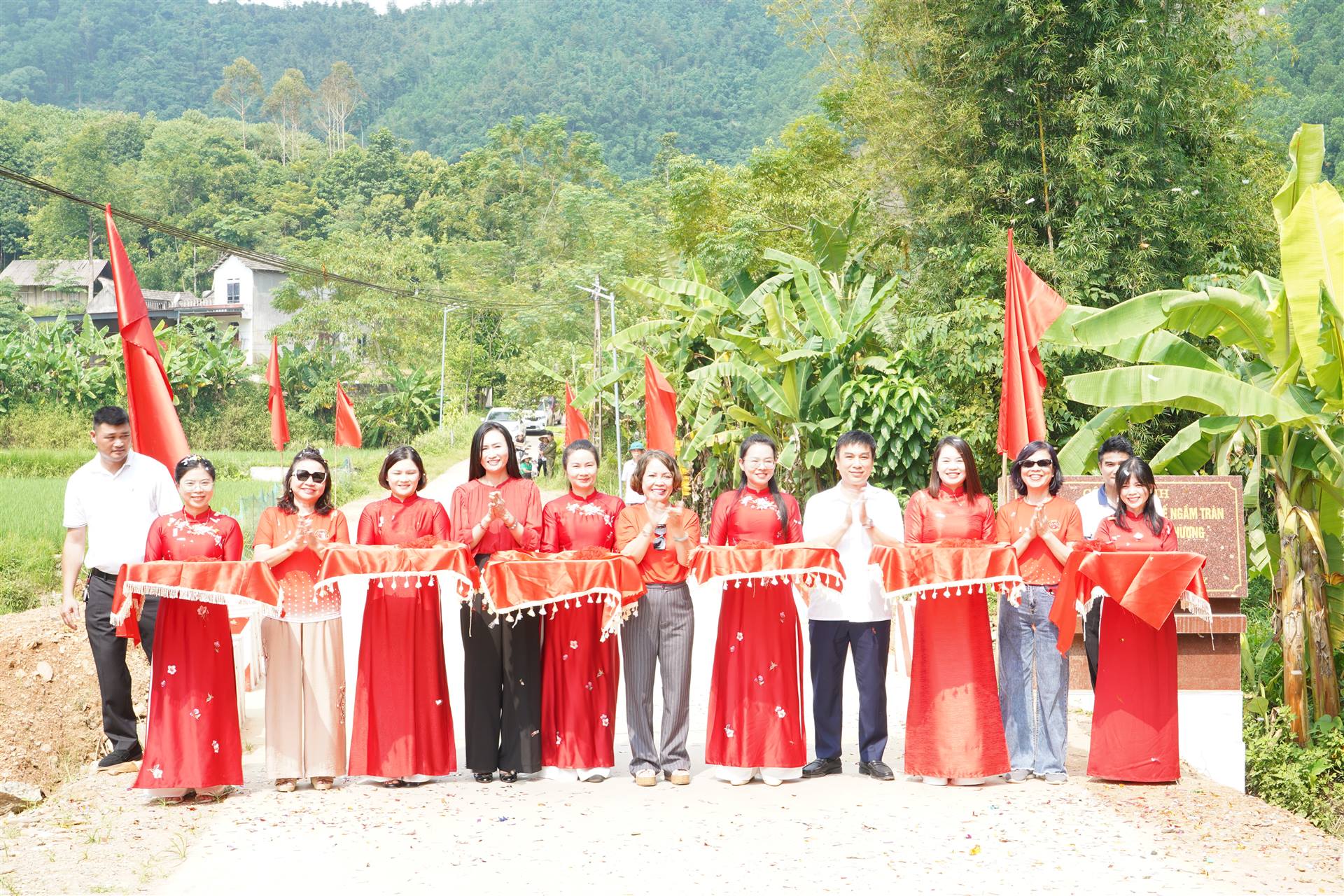 CLB NỮ LÃNH ĐẠO RUBY KHÁNH THÀNH CÔNG TRÌNH CỐNG HỘP, TRAO TẶNG 200 SUẤT QUÀ TẠI XÃ KIM PHƯỢNG