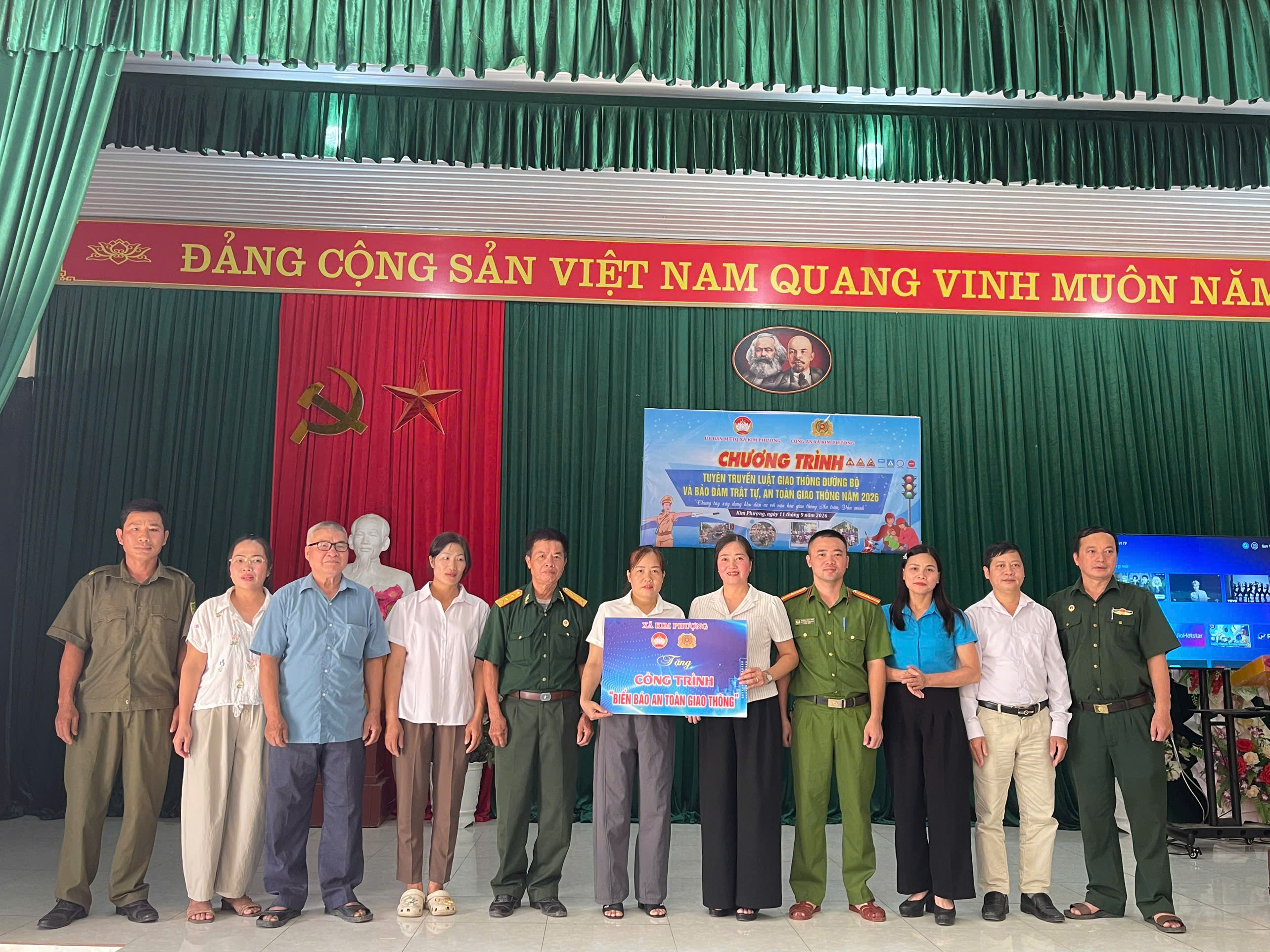 TUYÊN TRUYỀN PHÁP LUẬT VỀ GIAO THÔNG, TRAO TẶNG VÀ LẮP ĐẶT CÔNG TRÌNH “BIỂN BÁO AN TOÀN GIAO THÔNG”
