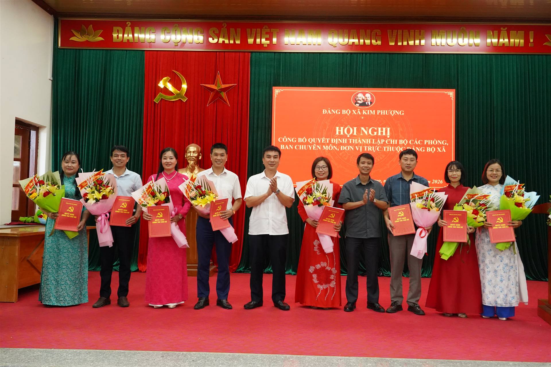 HỘI NGHỊ CÔNG BỐ QUYẾT ĐỊNH THÀNH LẬP CHI BỘ CÁC CƠ QUAN, PHÒNG, BAN CHUYÊN MÔN, ĐƠN VỊ THUỘC ĐẢNG BỘ XÃ