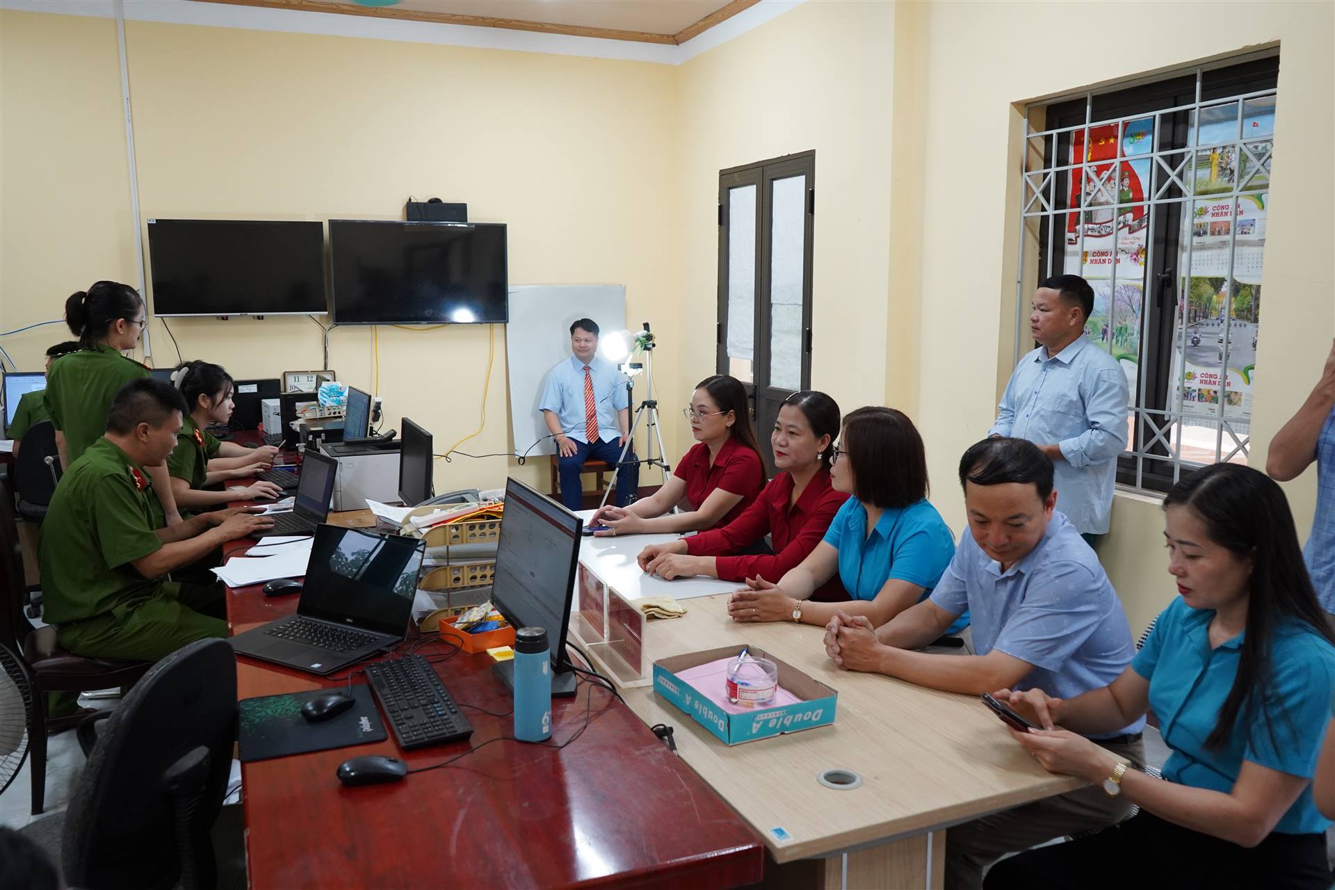 CÔNG AN XÃ KIM PHƯỢNG THU NHẬN HỒ SƠ CẤP ĐỔITHẺ ĐẢNG VIÊN TRÊN MÔI TRƯỜNG SỐ