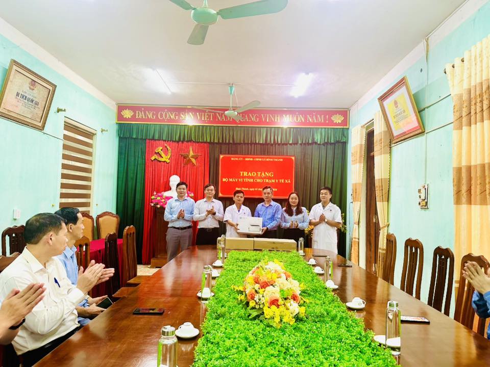 ĐẢNG ỦY – HĐND – UBND XÃ BÌNH THÀNH TRAO TẶNG TRANG THIẾT BỊ PHỤC VỤ CÔNG TÁC CHUYÊN MÔN CHO TRỢ TRẠM Y TẾ