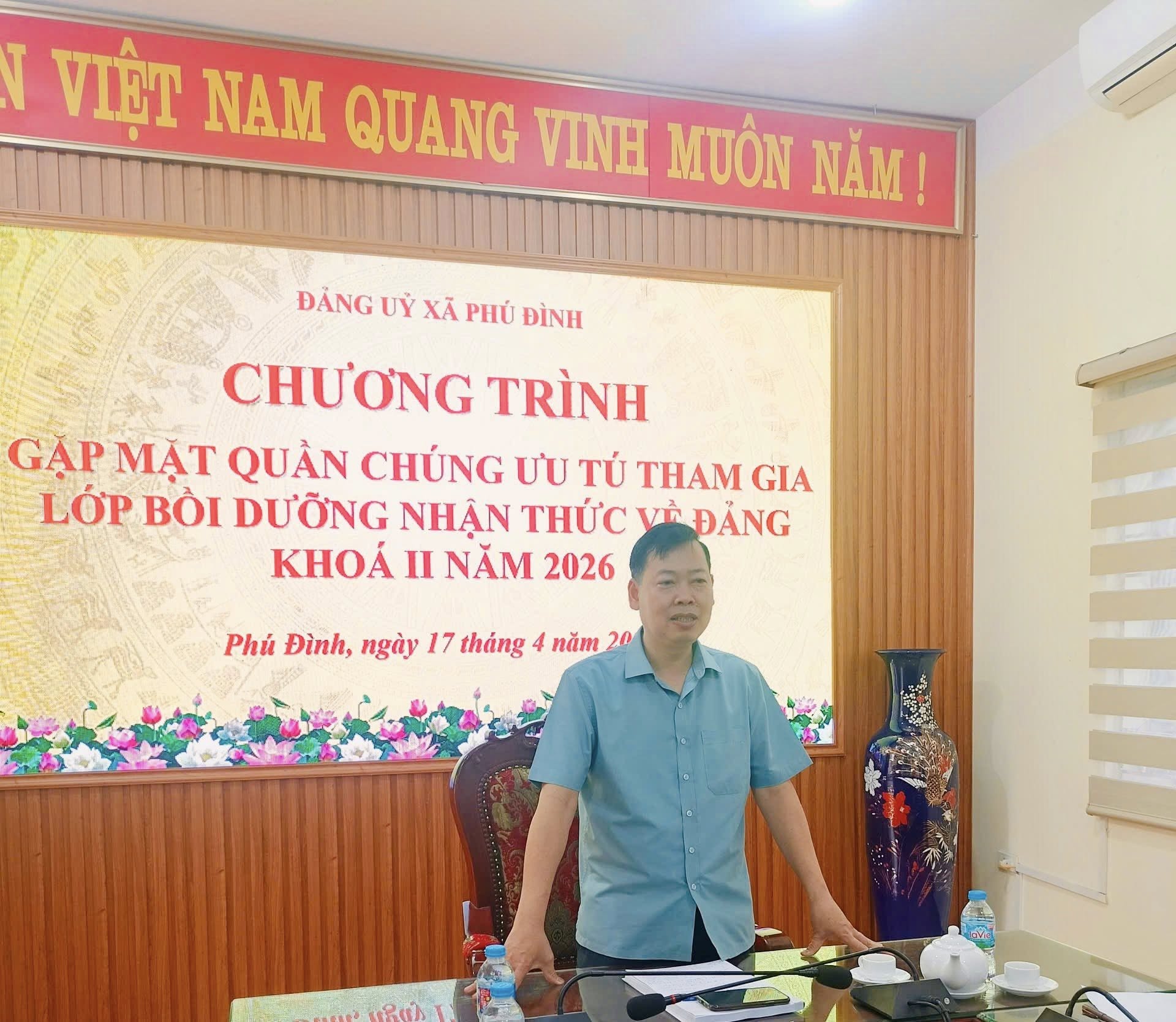 Sáng 17/4/2026, Đảng uỷ xã Phú Đình tổ chức gặp mặt những quần chúng ưu tú tham gia lớp bồi dưỡng nhận thức về Đảng khoá II, năm 2026