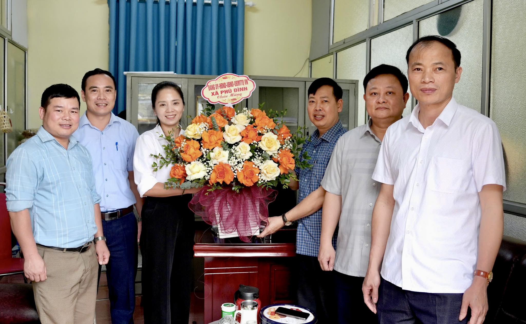 Nhân dịp kỷ niệm 80 năm Ngày Thể thao Việt Nam (27/3/1946 – 27/3/2026), các đồng chí lãnh đạo Đảng ủy – HĐND – UBND xã Phú Đình đã đến thăm, tặng hoa và chúc mừng Trung tâm Dịch vụ tổng hợp xã