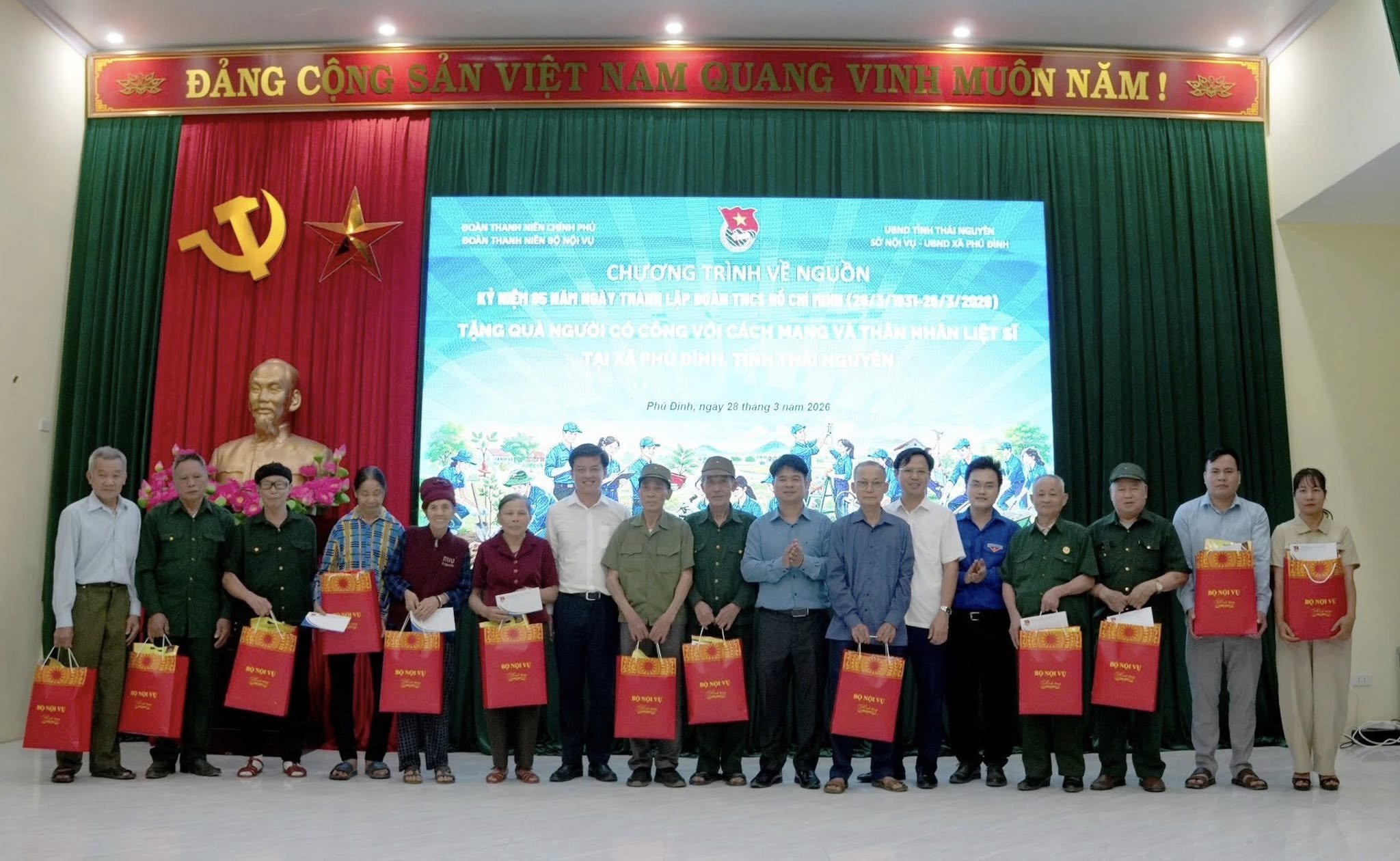 CHƯƠNG TRÌNH THĂM HỎI, TẶNG QUÀ NGƯỜI CÓ CÔNG VỚI CÁCH MẠNG VÀ THÂN NHÂN LIỆT SĨ TẠI XÃ PHÚ ĐÌNH