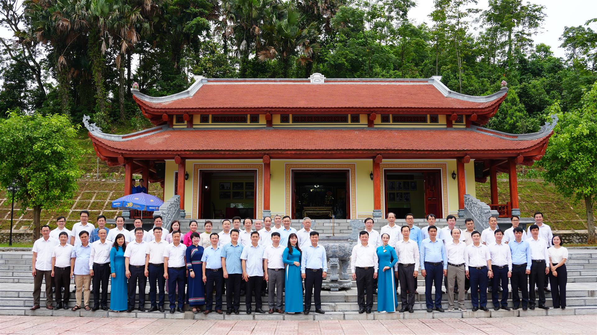 ĐOÀN ĐẠI BIỂU ĐẠI HỌC THÁI NGUYÊN DÂNG HƯƠNG TƯỞNG NIỆM CHỦ TỊCH HỒ CHÍ MINH, ĐẠI TƯỚNG VÕ NGUYÊN GIÁP VÀ THỰC HIỆN HOẠT ĐỘNG AN SINH XÃ HỘI TẠI XÃ PHÚ ĐÌNH