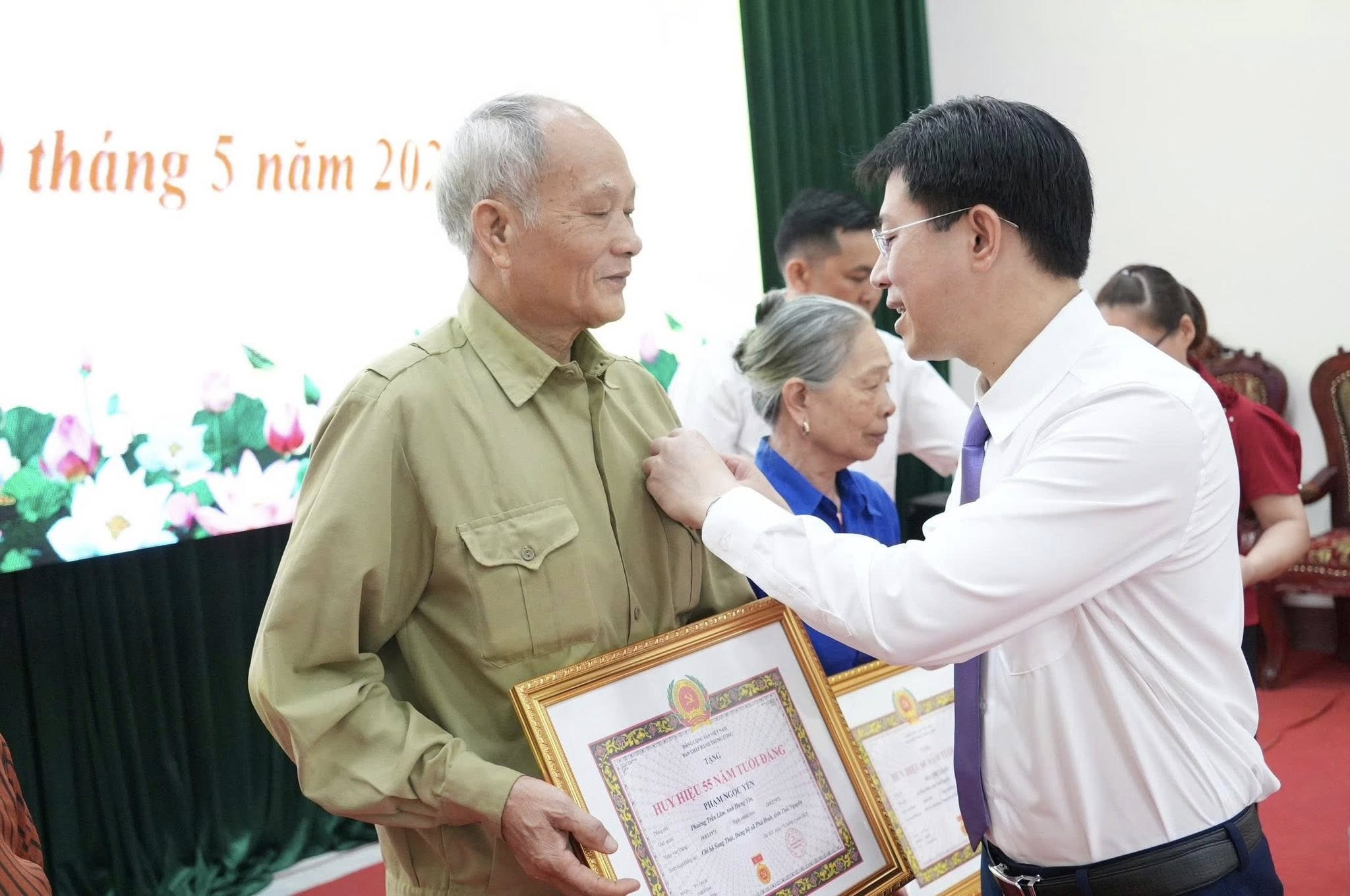 Anh-tin-bai