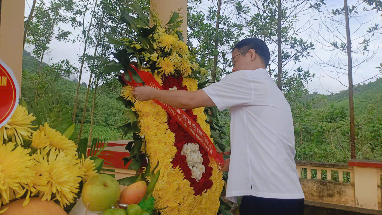 XÃ SẢNG MỘC TỔ CHỨC THẮP HƯƠNG NHÀ BIA GHI TÊN CÁC ANH HÙNG LIỆT SỸ CỦA XÃ NHÂN DỊP KỶ NIỆM 78 NĂM NGÀY THƯƠNG BINH – LIỆT SỸ (27/7/1947 – 27/7/2025)