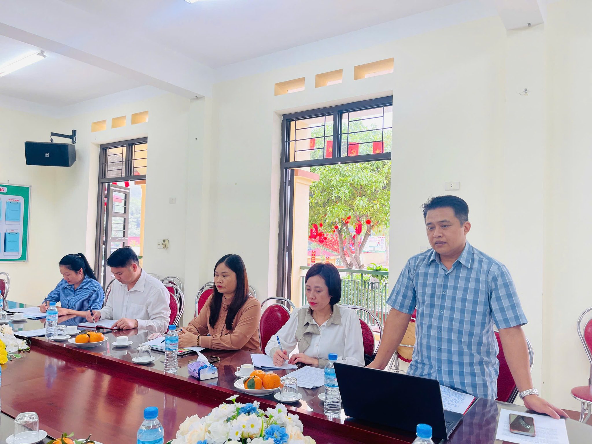 ĐOÀN KIỂM TRA CỦA BAN THƯỜNG VỤ ĐẢNG ỦY XÃ TRÀNG XÁ KIỂM TRA CÁC CHI BỘ TRƯỜNG HỌC